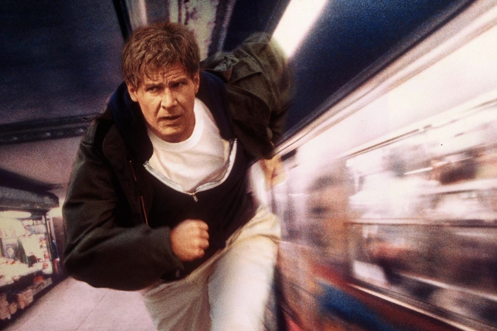 Harrison Ford corre junto a un tren.