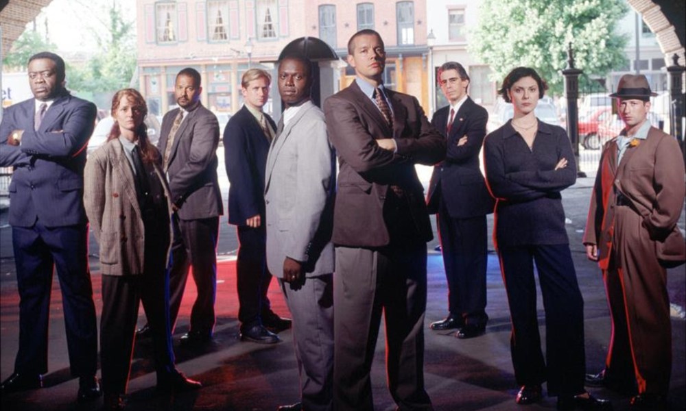 The cast of Homicide: Life on the Street pose for a photo in a line.