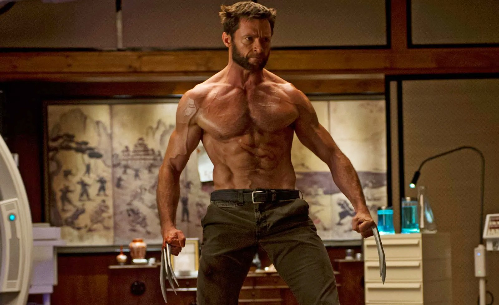 Wolverine montre ses muscles dans The Wolverine.