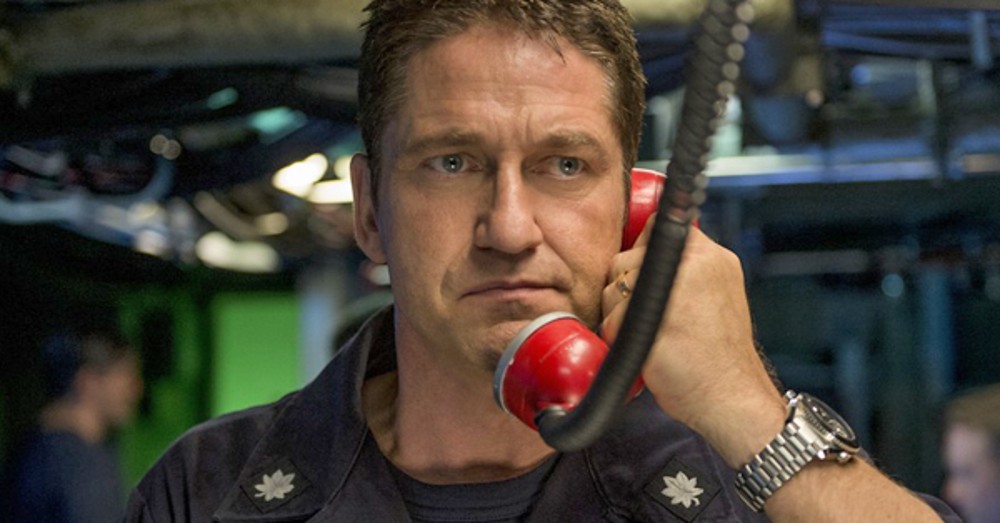 Um homem fala ao telefone de um submarino em Hunter Killer.