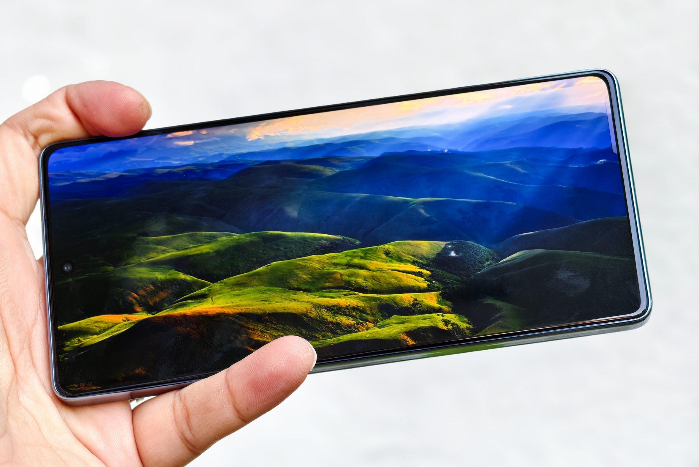 AMOLED-Bildschirm auf dem Infinix GT 20 Pro-Gaming-Telefon in der Hand gehalten.