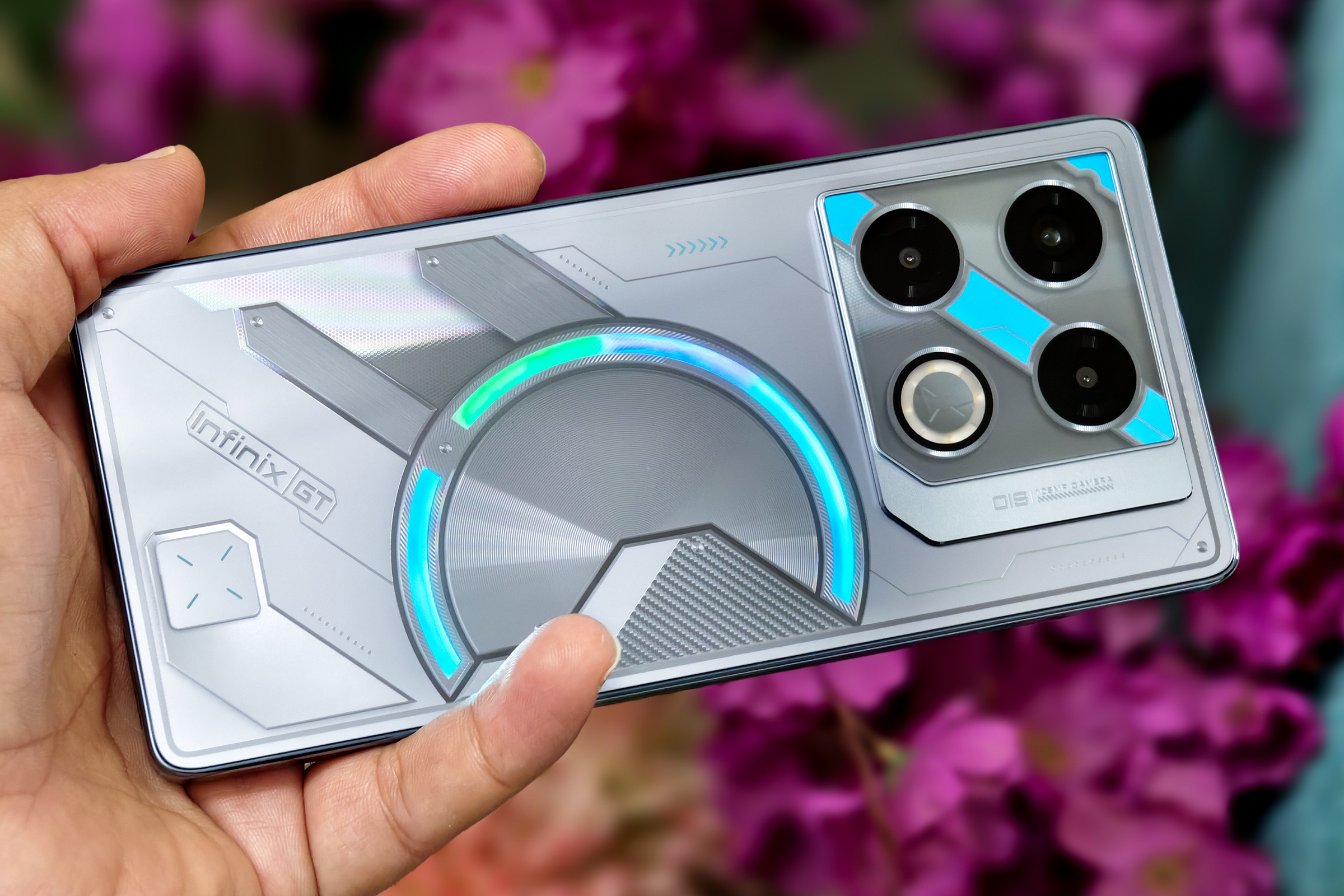 Infinix GT 20 Pro Gaming-Telefon in der Hand gehalten.