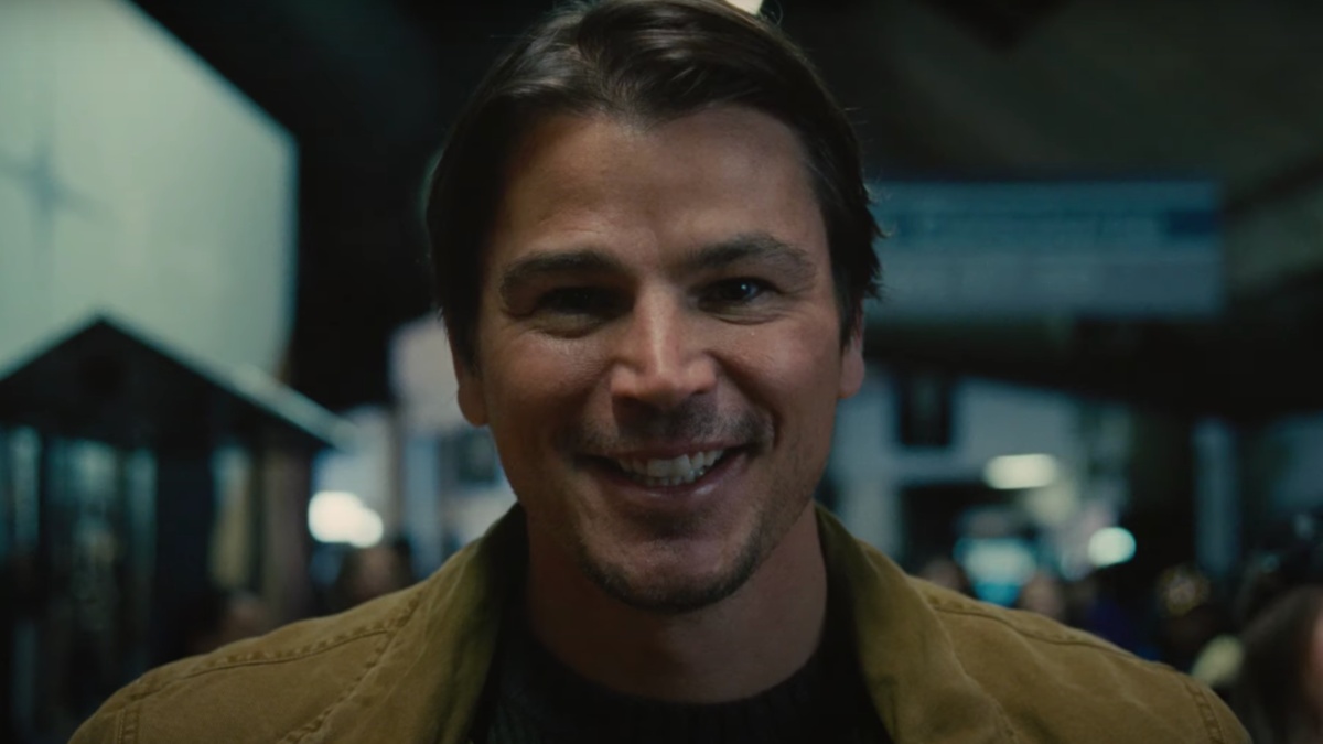 Josh Hartnett sonríe y mira torpemente.