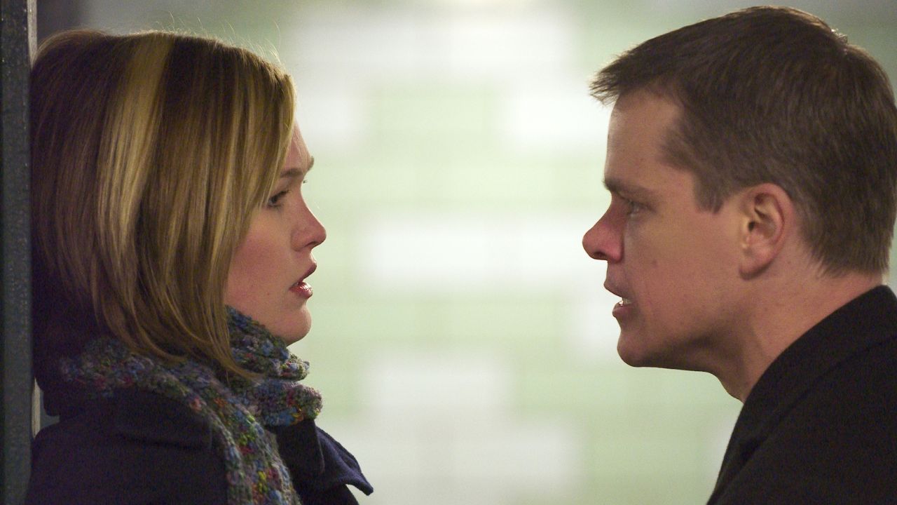 Matt Damon como Jason Bourne enfrentándose a Julia Stiles como Nicky en The Bourne Supremacy,