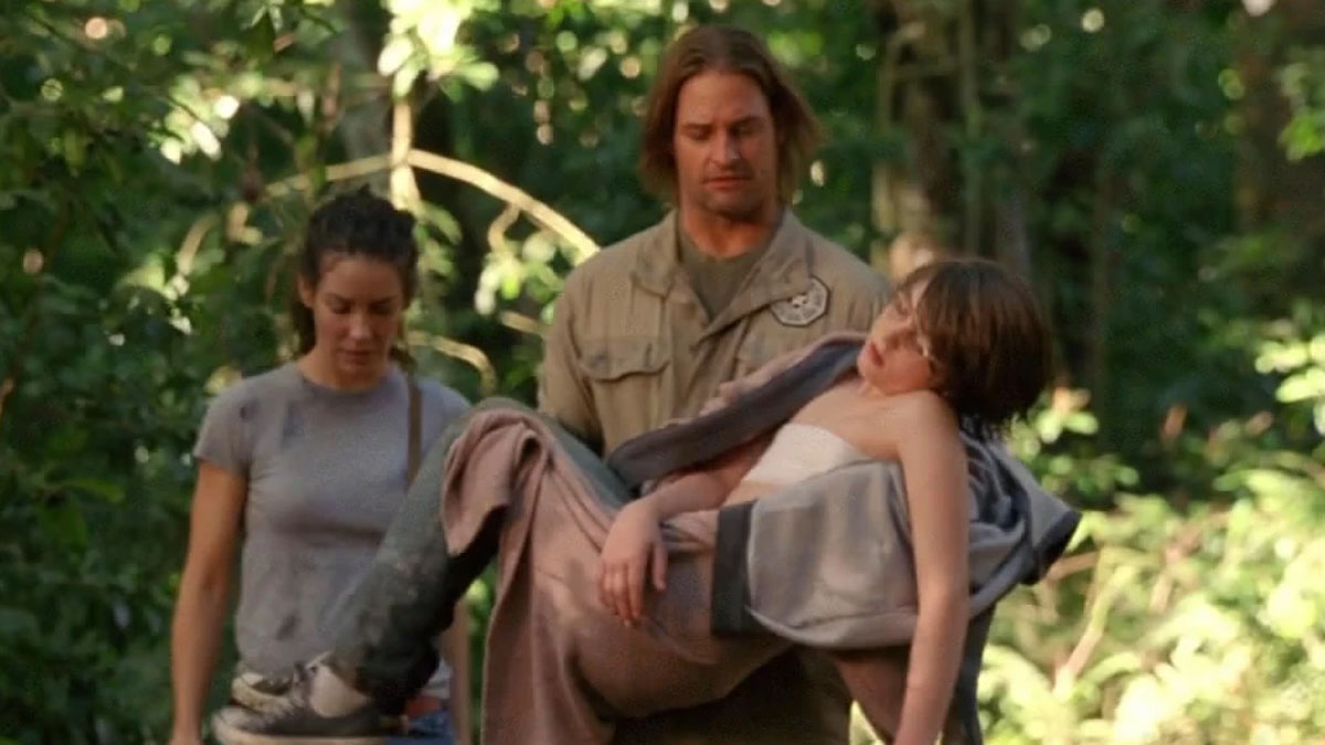 Kate y Sawyer cargan a un Ben Linus herido en Lost.