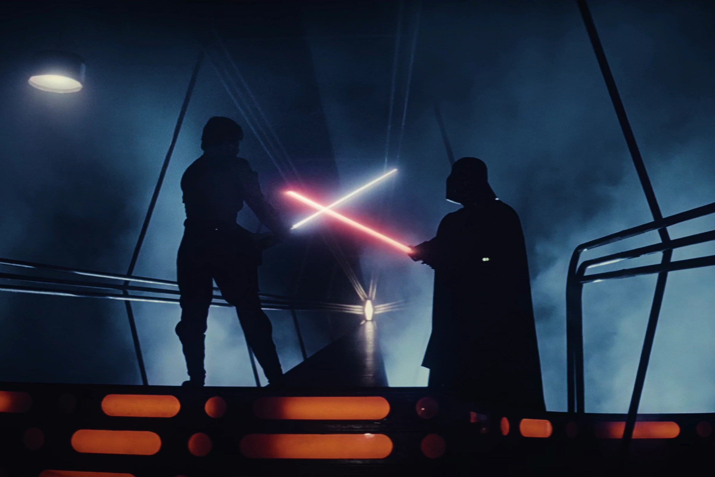 Luke y Darth Vader cruzan sables de luz en Star Wars: Episodio V - El Imperio Contraataca.