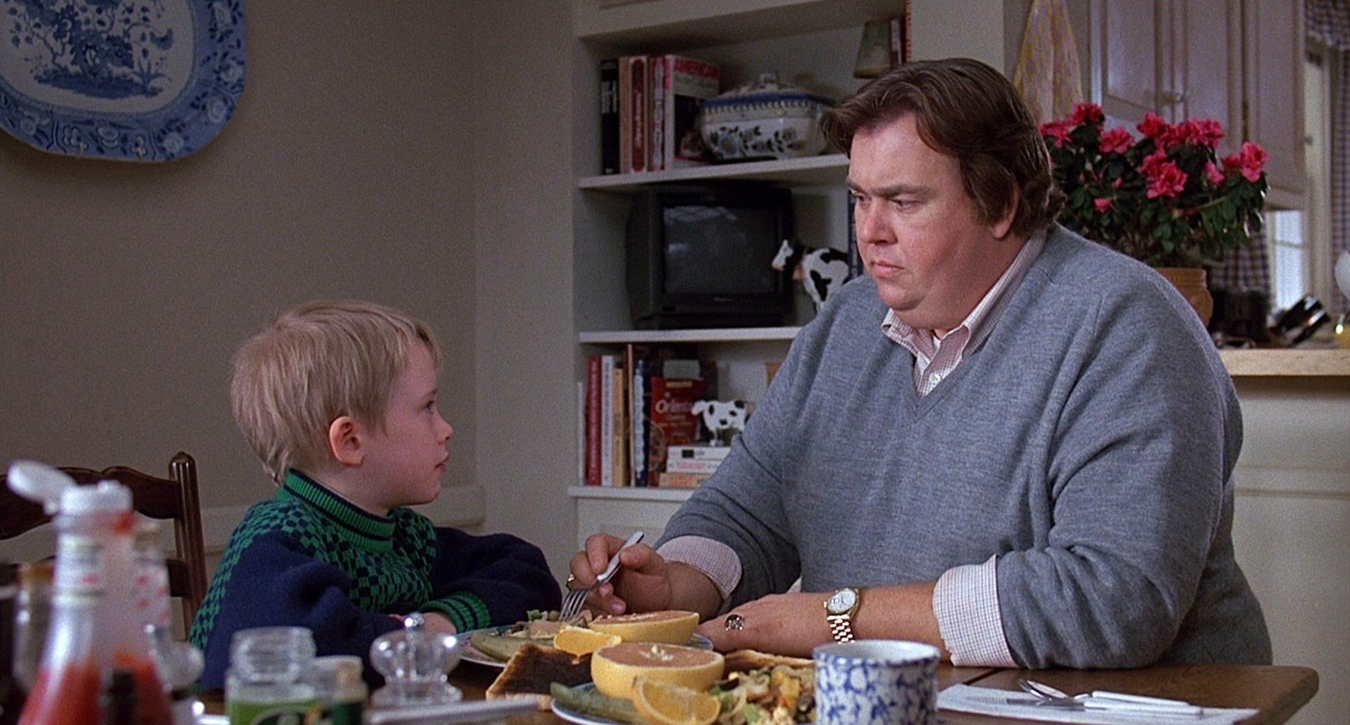 Un hombre y un niño hablan en Uncle Buck.