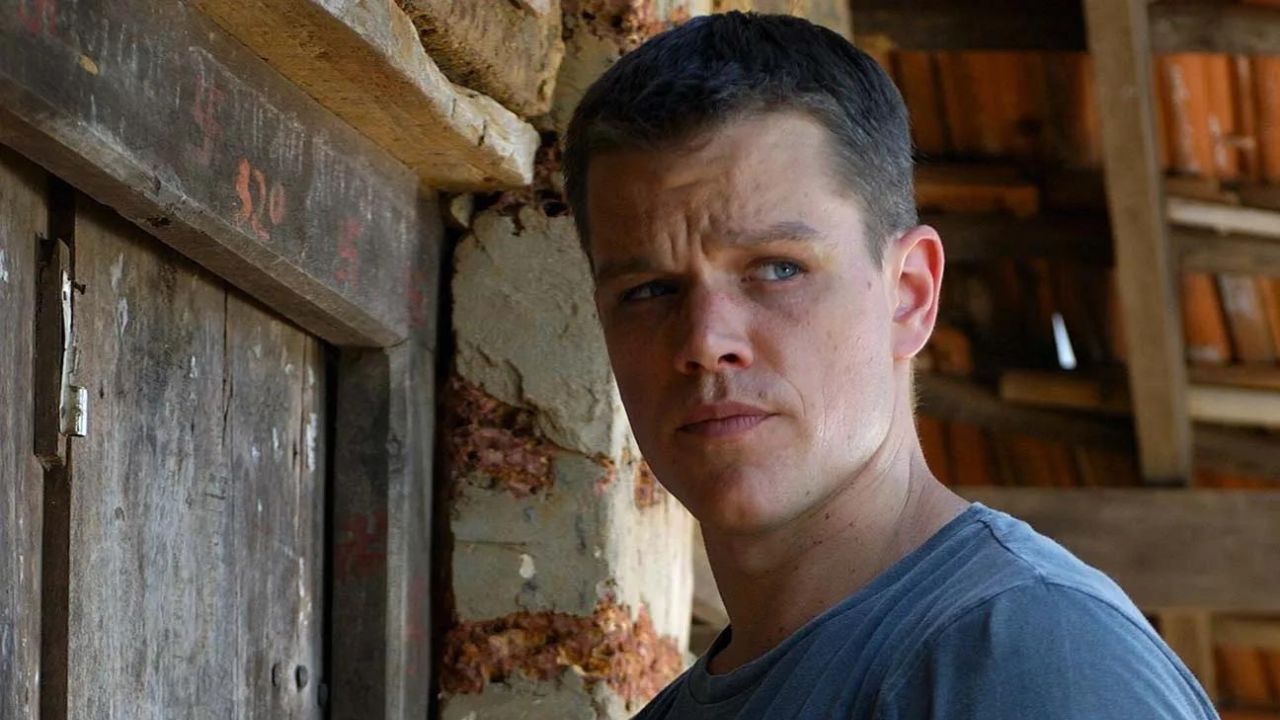 Matt Damon como Jason Bourne mirando a la distancia con una expresión preocupada en The Bourne Supremacy.