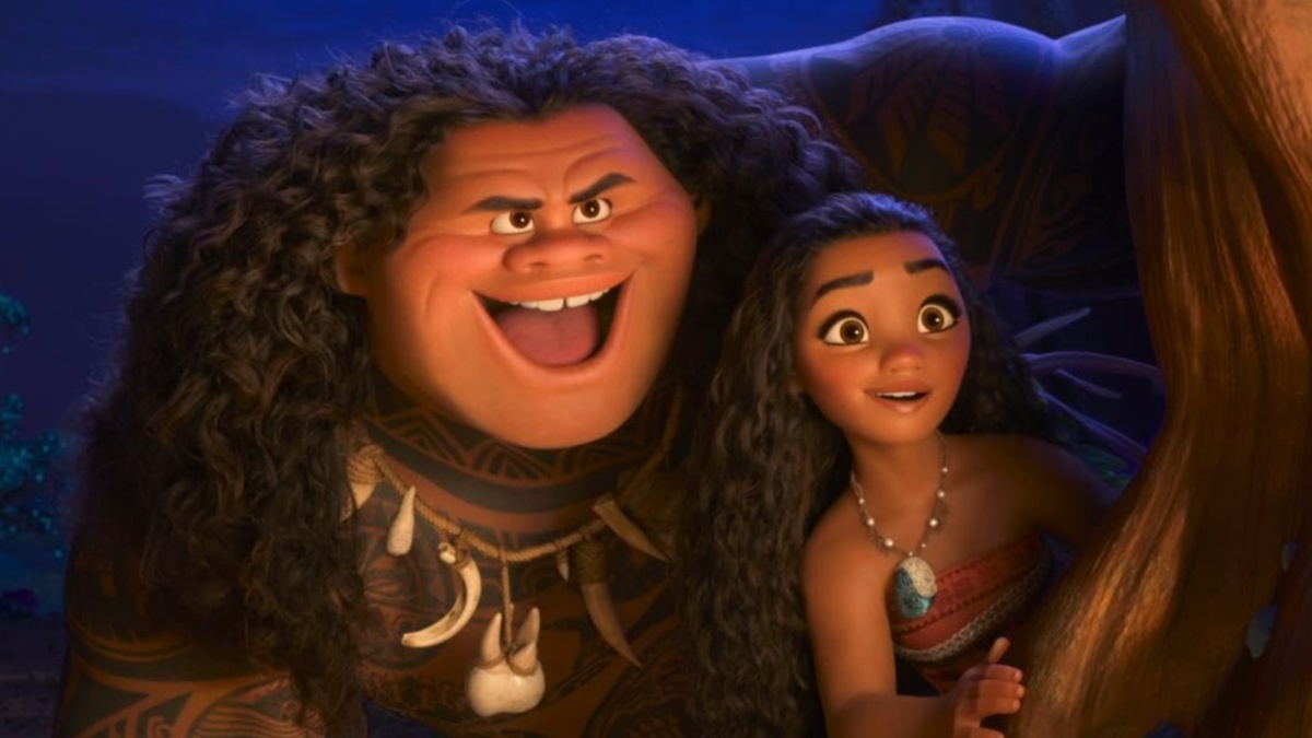 Maui e Moana ficam um ao lado do outro e se encaram.