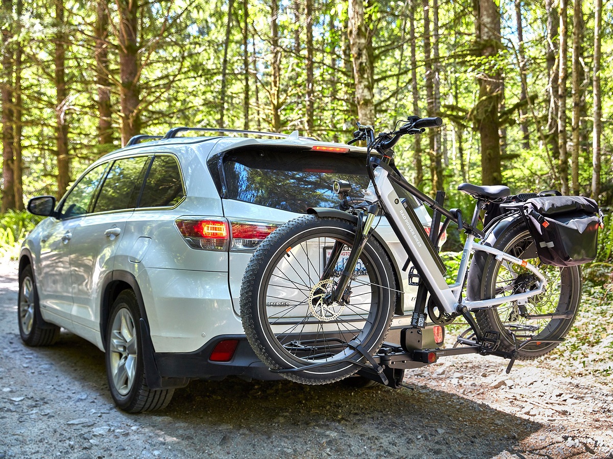 Der Rad Power Bikes RadRover 6 Plus auf der Rückseite eines Fahrzeugs.