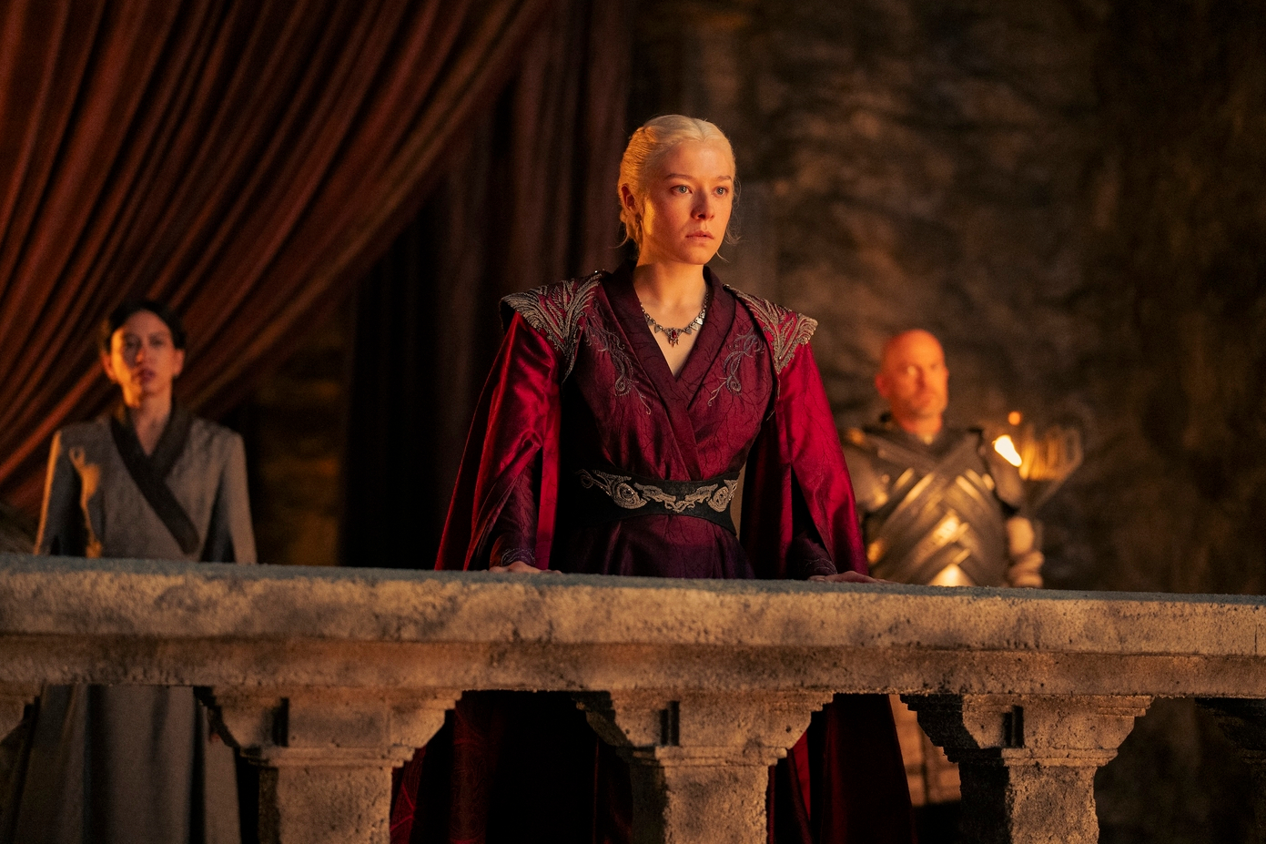 Rhaenyra está parada en un balcón en la temporada 2 de House of the Dragon.