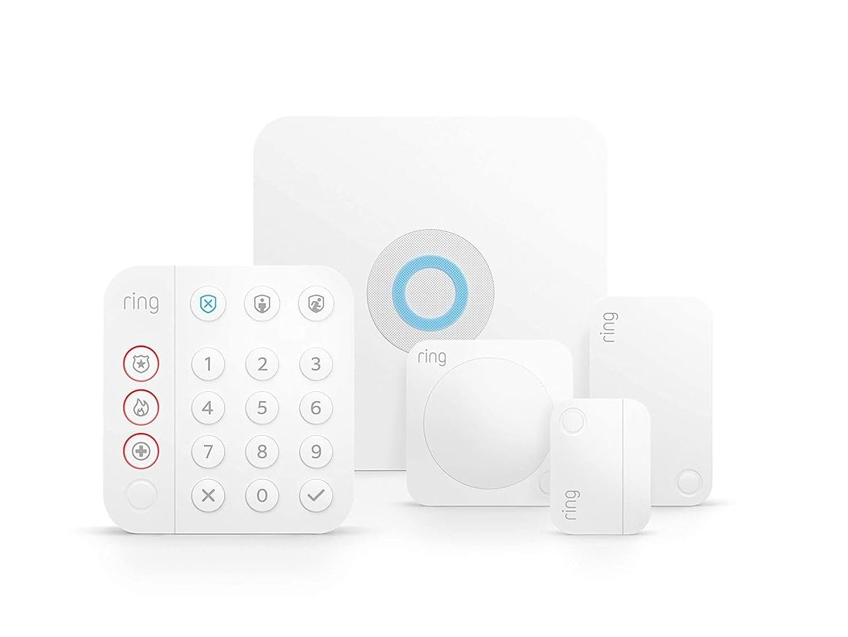 Новейший комплект Ring Alarm из пяти предметов, все детали которого представлены вместе.