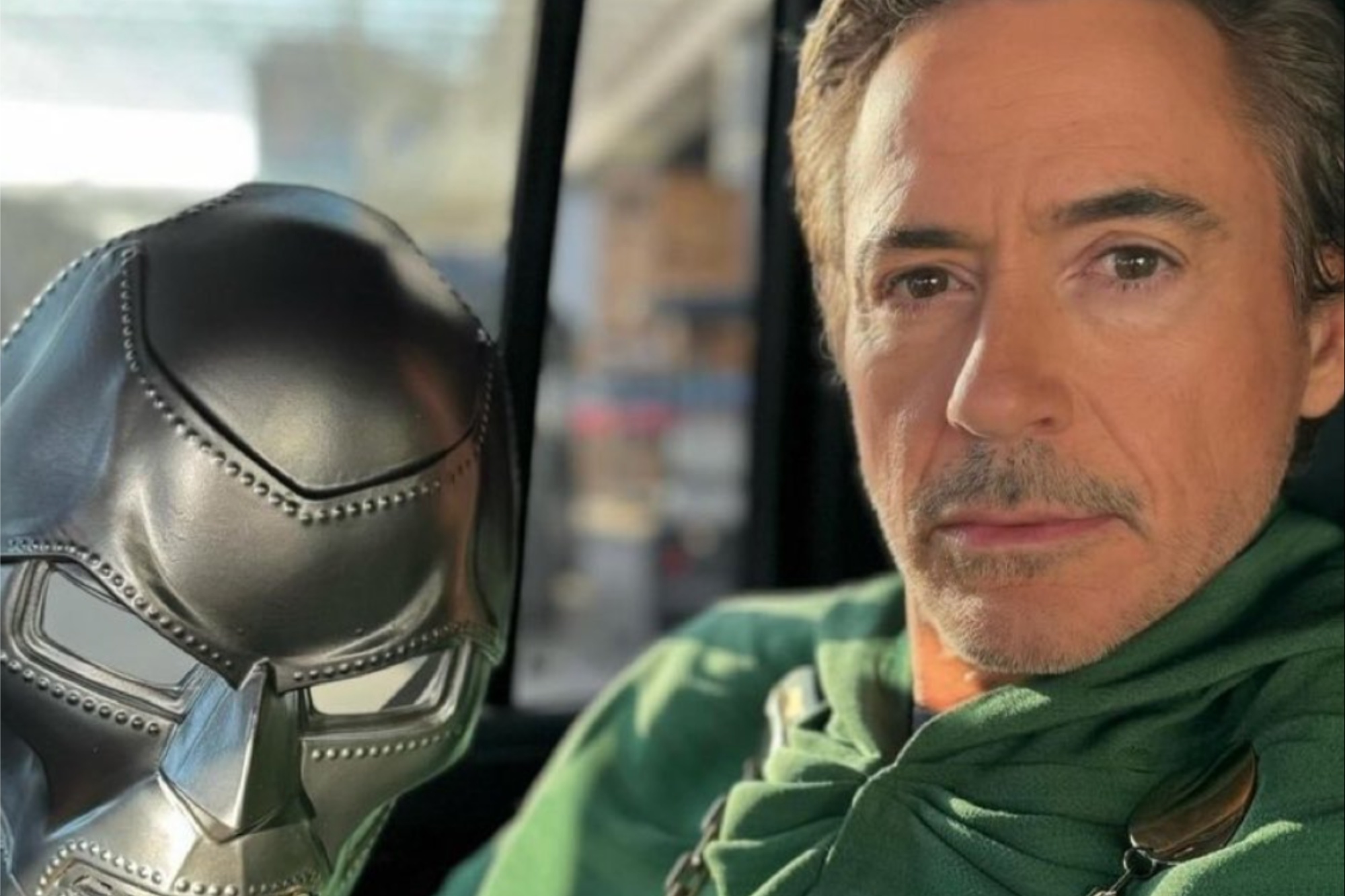 Robert Downey Jr. sonríe mientras la cámara sostiene una máscara de Doom.