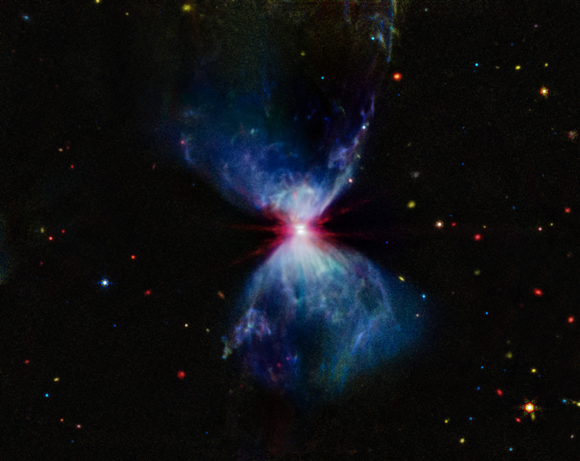 L1527, que se muestra en esta imagen del MIRI (Instrumento de infrarrojo medio) del Telescopio Espacial James Webb de la NASA, es una nube molecular que alberga una protoestrella.  Se encuentra a unos 460 años luz de la Tierra en la constelación de Tauro.  La luz azul más difusa y las estructuras filamentosas de la imagen provienen de compuestos orgánicos conocidos como hidrocarburos aromáticos policíclicos (HAP), mientras que el rojo en el centro de la imagen es una capa fuerte y gruesa de gas y polvo que rodea a la protoestrella.  La región central, que se muestra en blanco, es una mezcla de HAP, gases ionizados y otras moléculas.