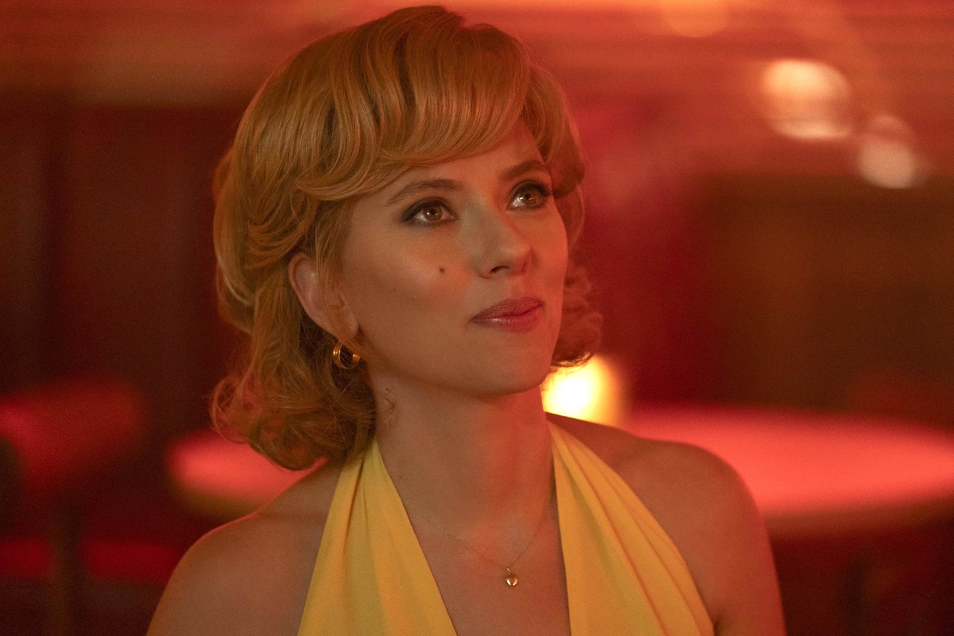 Scarlett Johansson usa vestido amarelo em Fly Me to the Moon.