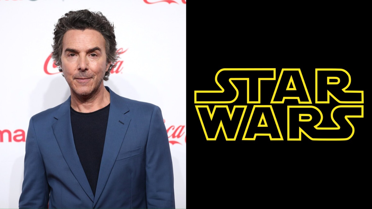 Shawn Levy posa para una foto a la izquierda, y el logotipo de Star Wars se encuentra a la derecha.