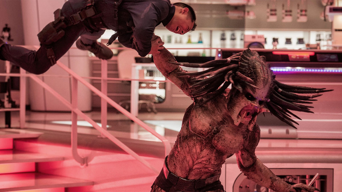 In „The Predator“ misshandelt ein Predator einen Soldaten.