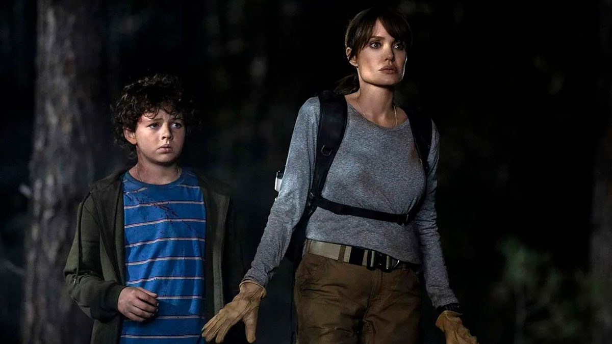 Finn Little et Angelina Jolie dans Ceux qui me souhaitent la mort.