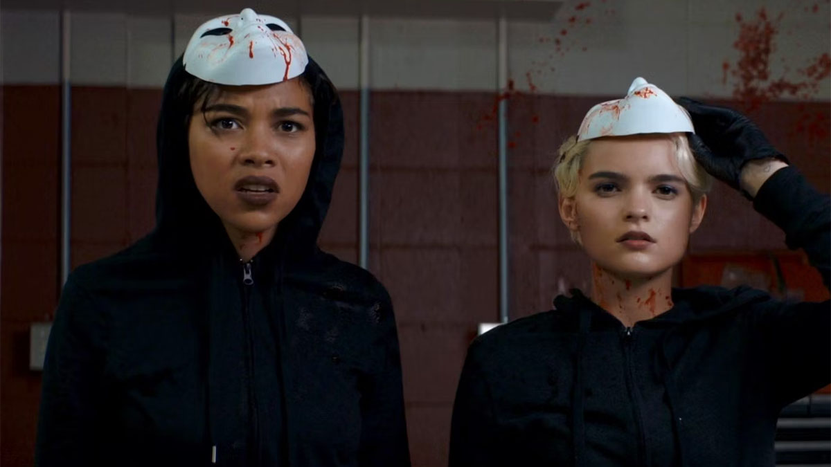 Alexandra Shipp e Brianna Hildebrand em Tragedy Girls.