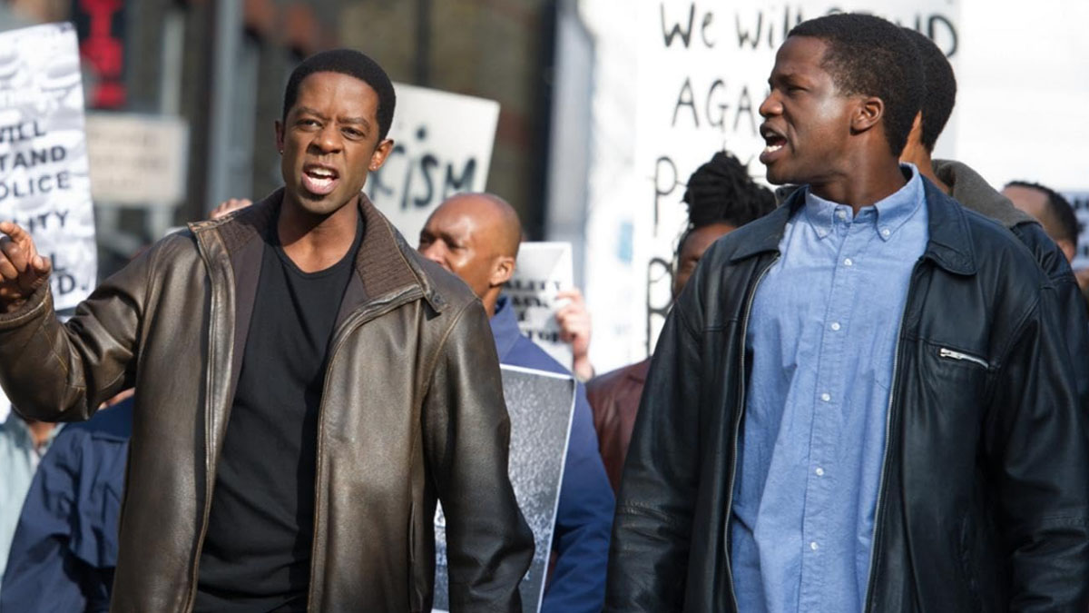 Adrian Lester et Sope Dirisu dans Undercover.