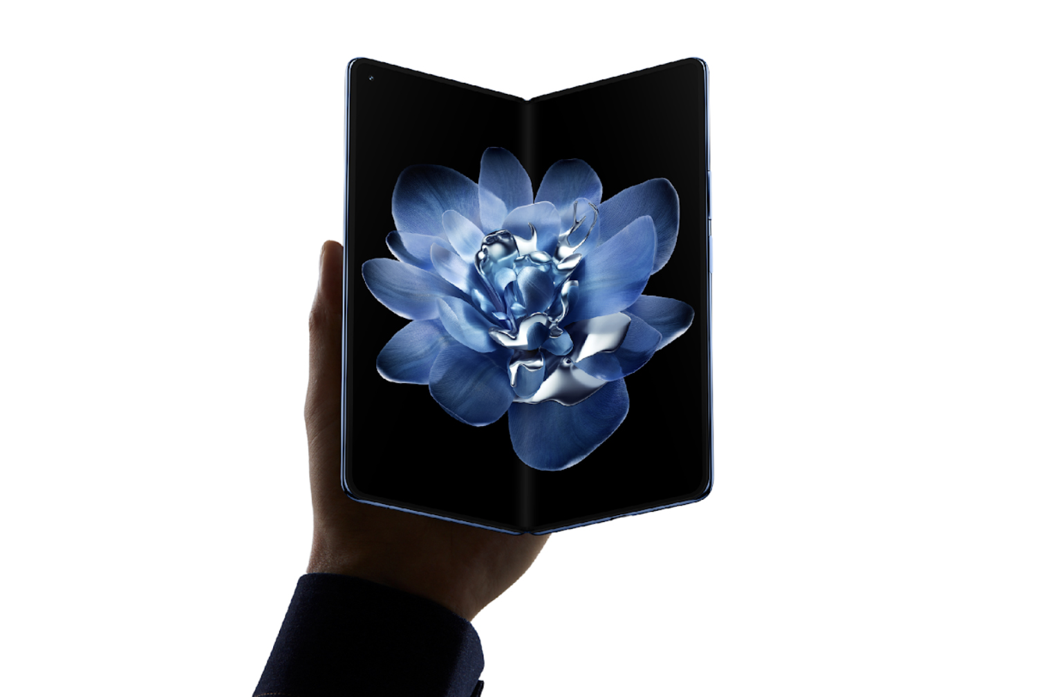 Teléfono plegable Xiaomi Mix Fold 4 azul en mano.