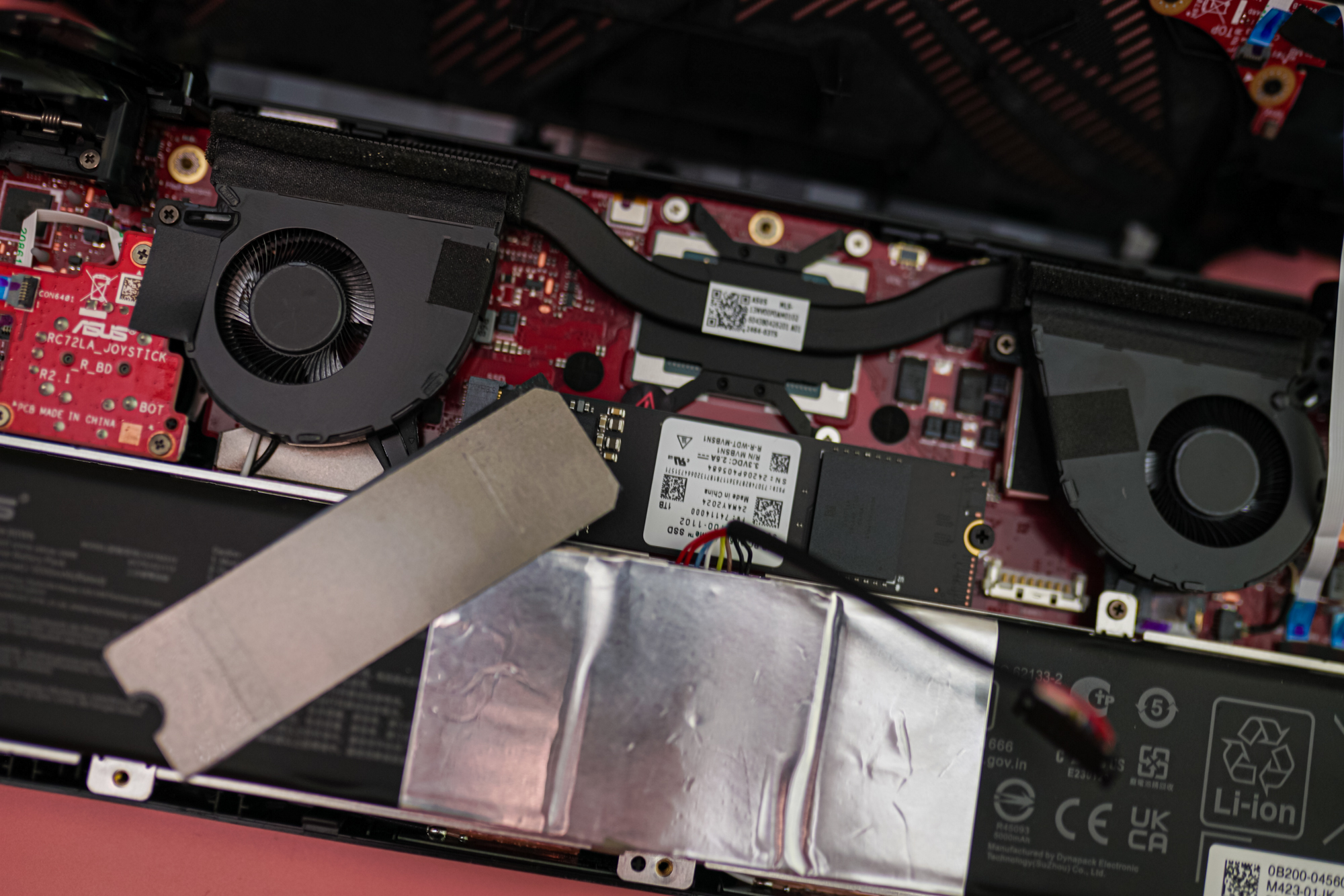 O SSD no ROG Ally X com a tampa térmica removida.