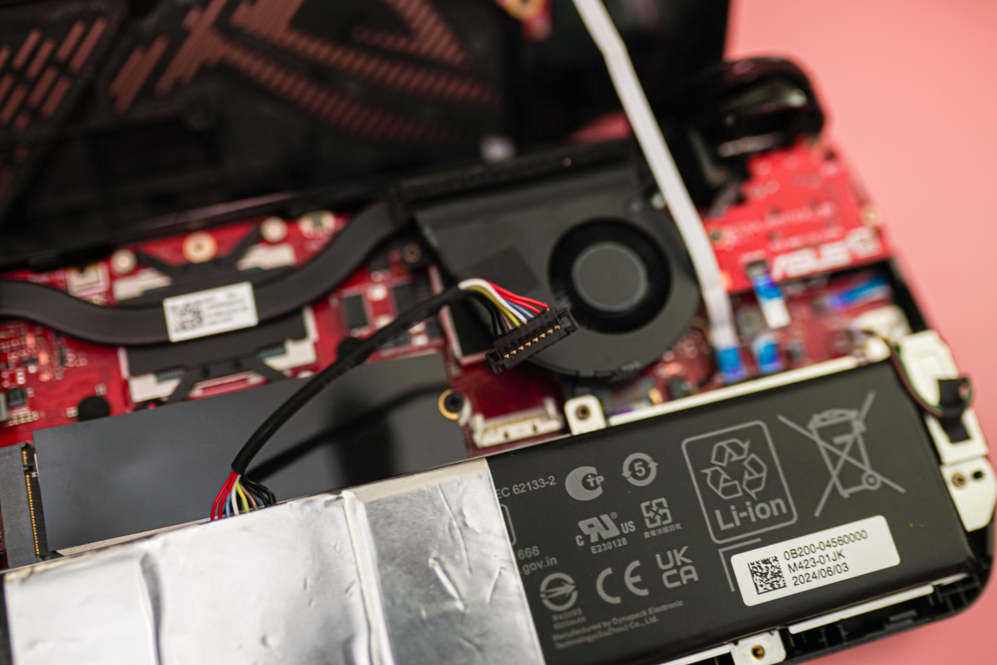 Как заменить SSD в ROG Ally X за несколько минут