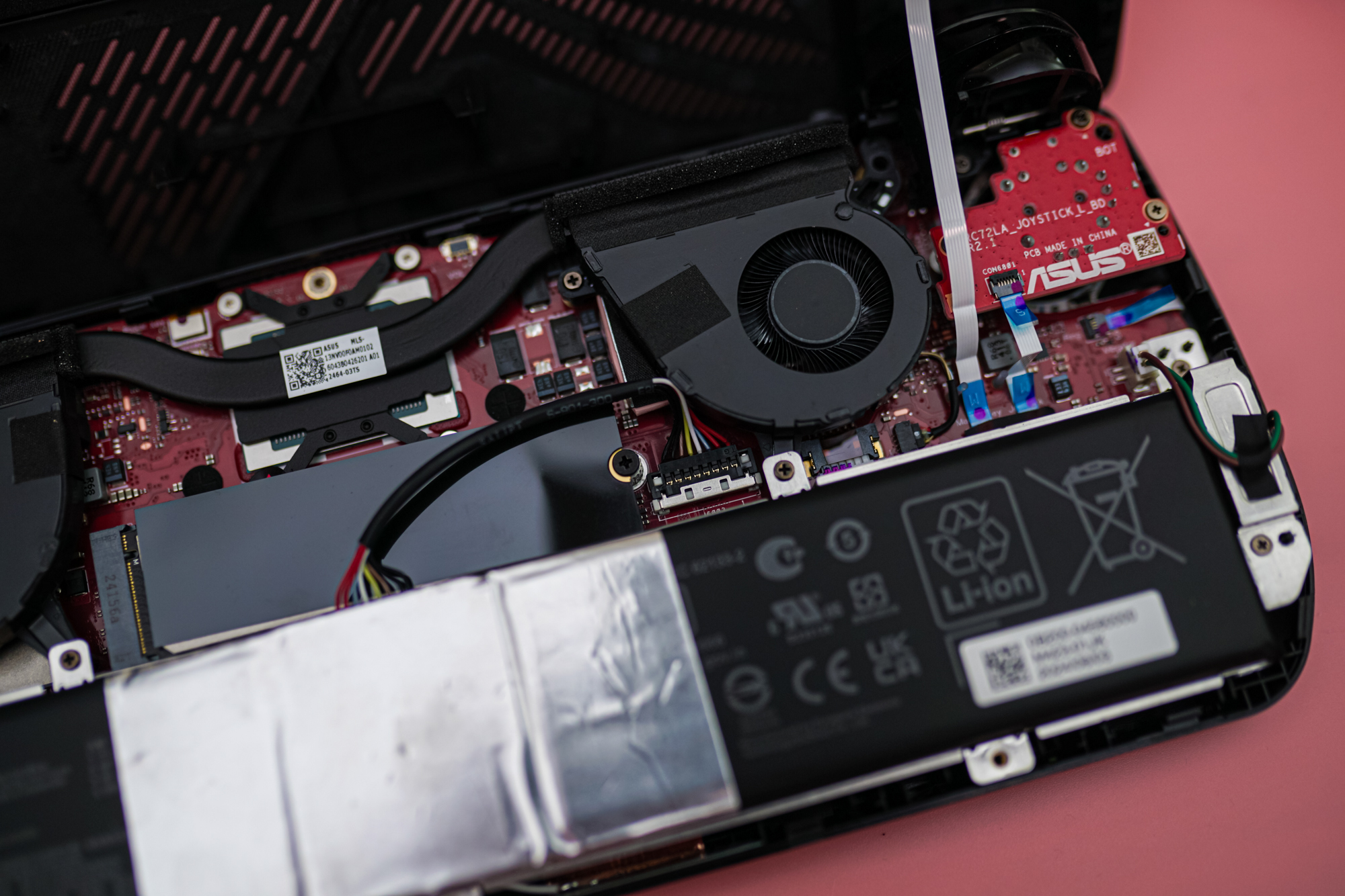 O conector da bateria no Asus ROG Ally X.