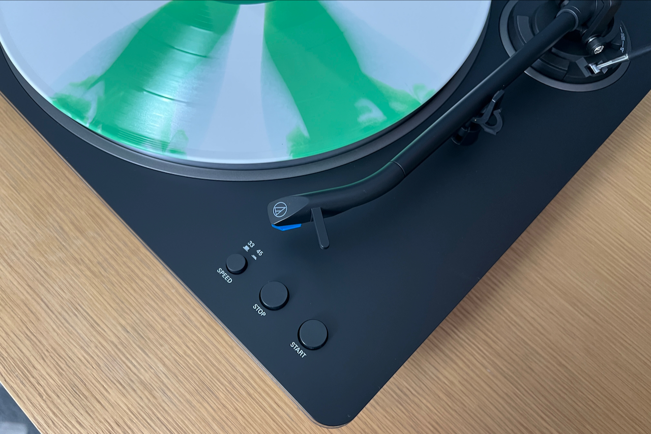 La platine vinyle Audio-Technica AT-LP70X avec un disque de couleur menthe poivrée dessus.