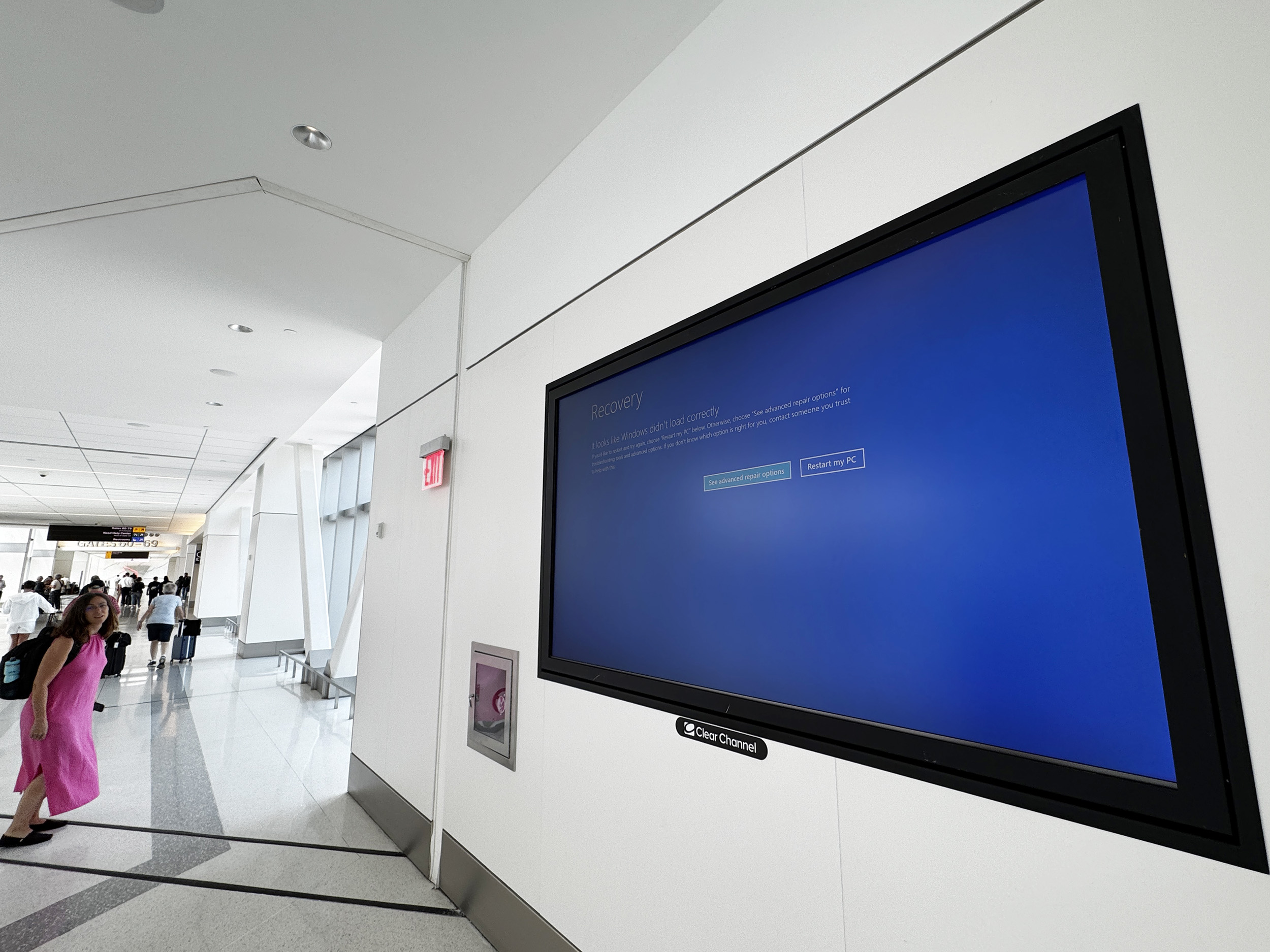 Uma tela azul da morte em um monitor de televisão no aeroporto LaGuardia, em Nova York.