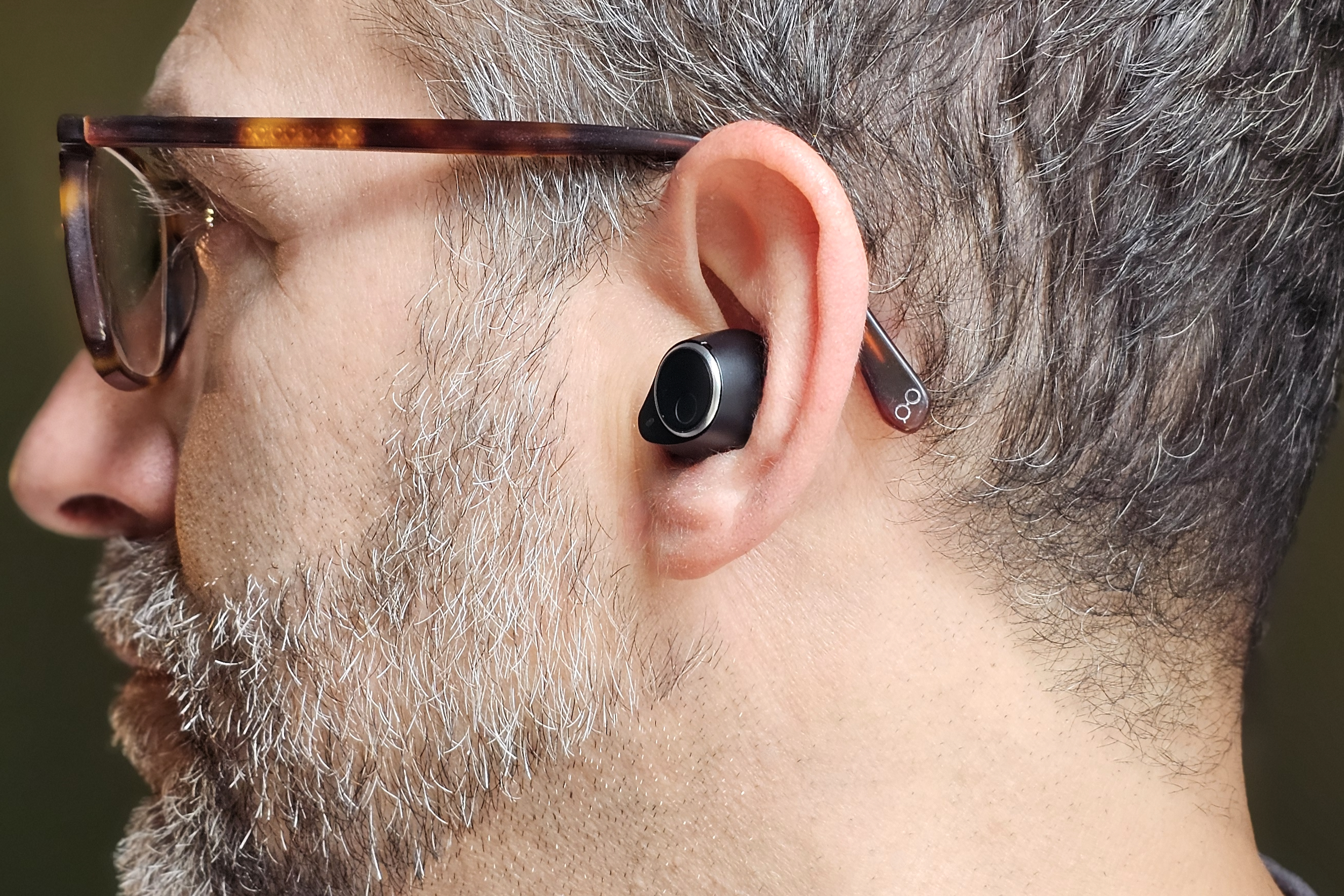 Simon Cohen 佩戴 Cambridge Audio Melomania M100（四分之一后视图）。