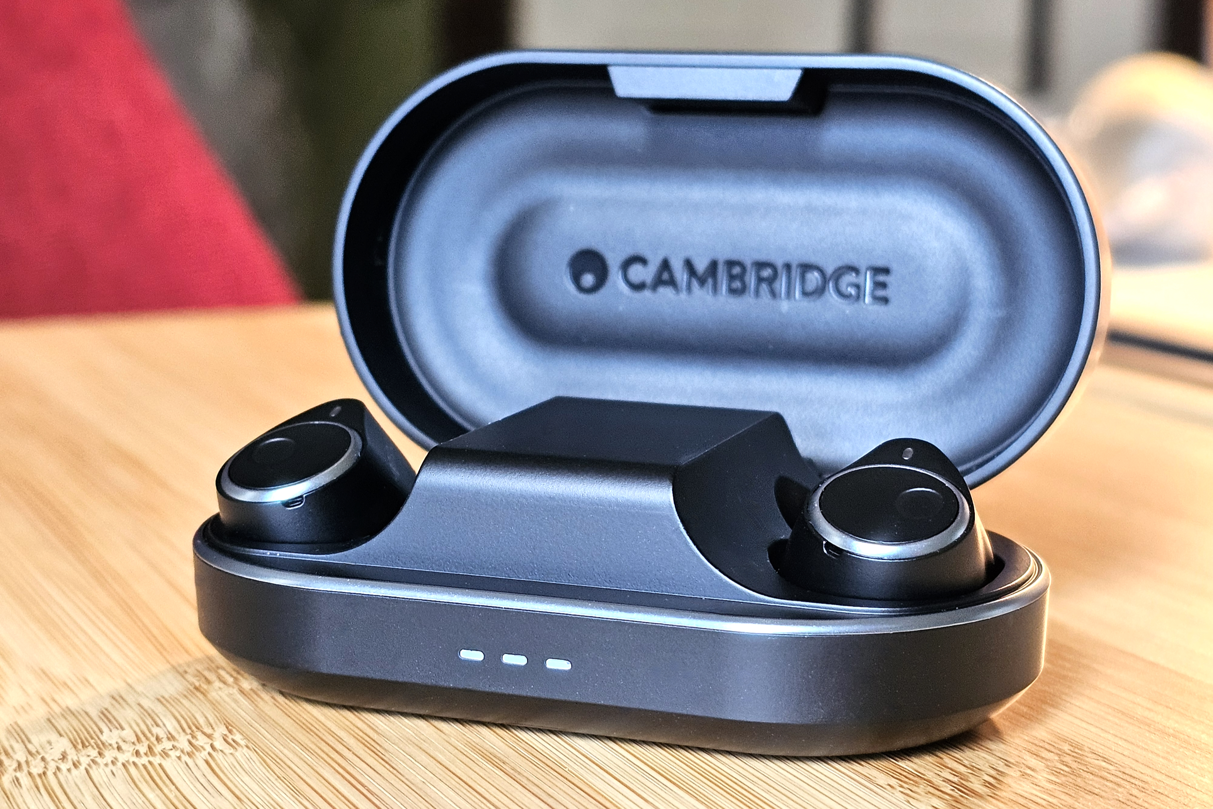 Cambridge Audio Melomania M100 dans son étui de chargement, couvercle ouvert.