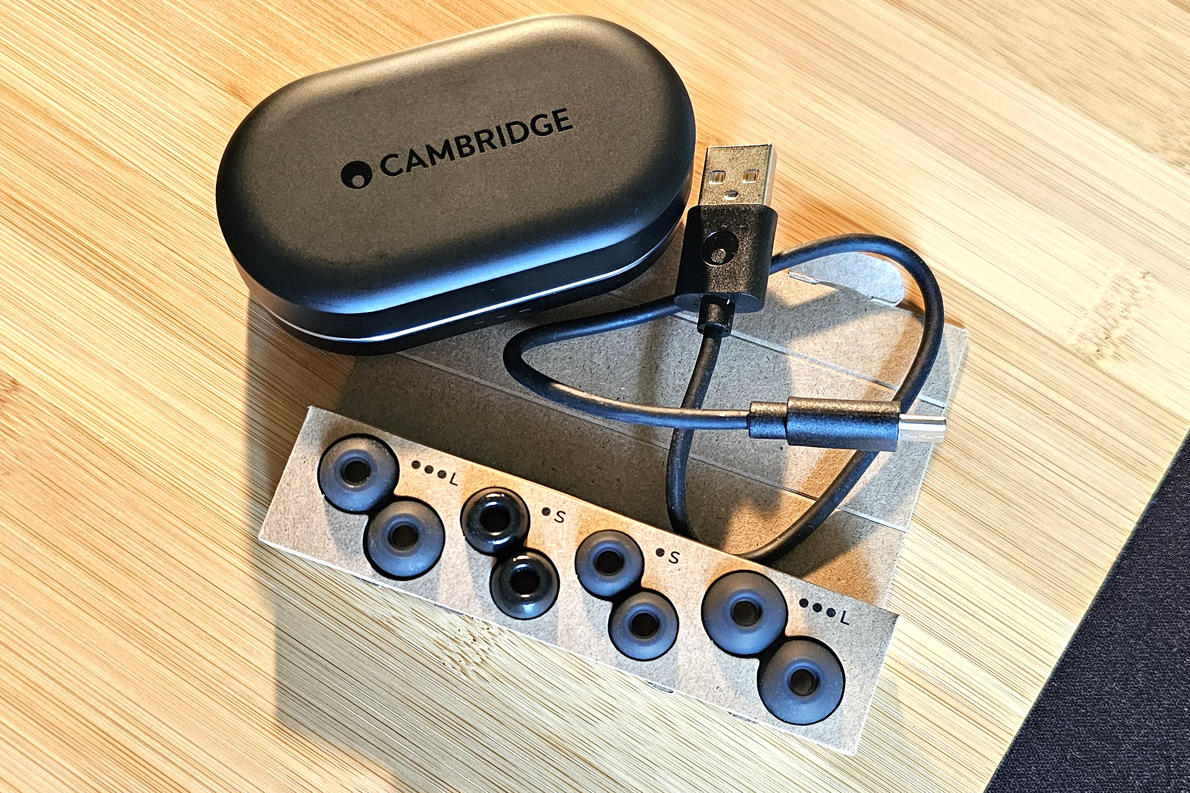 Cambridge Audio Melomania M100 及配件。