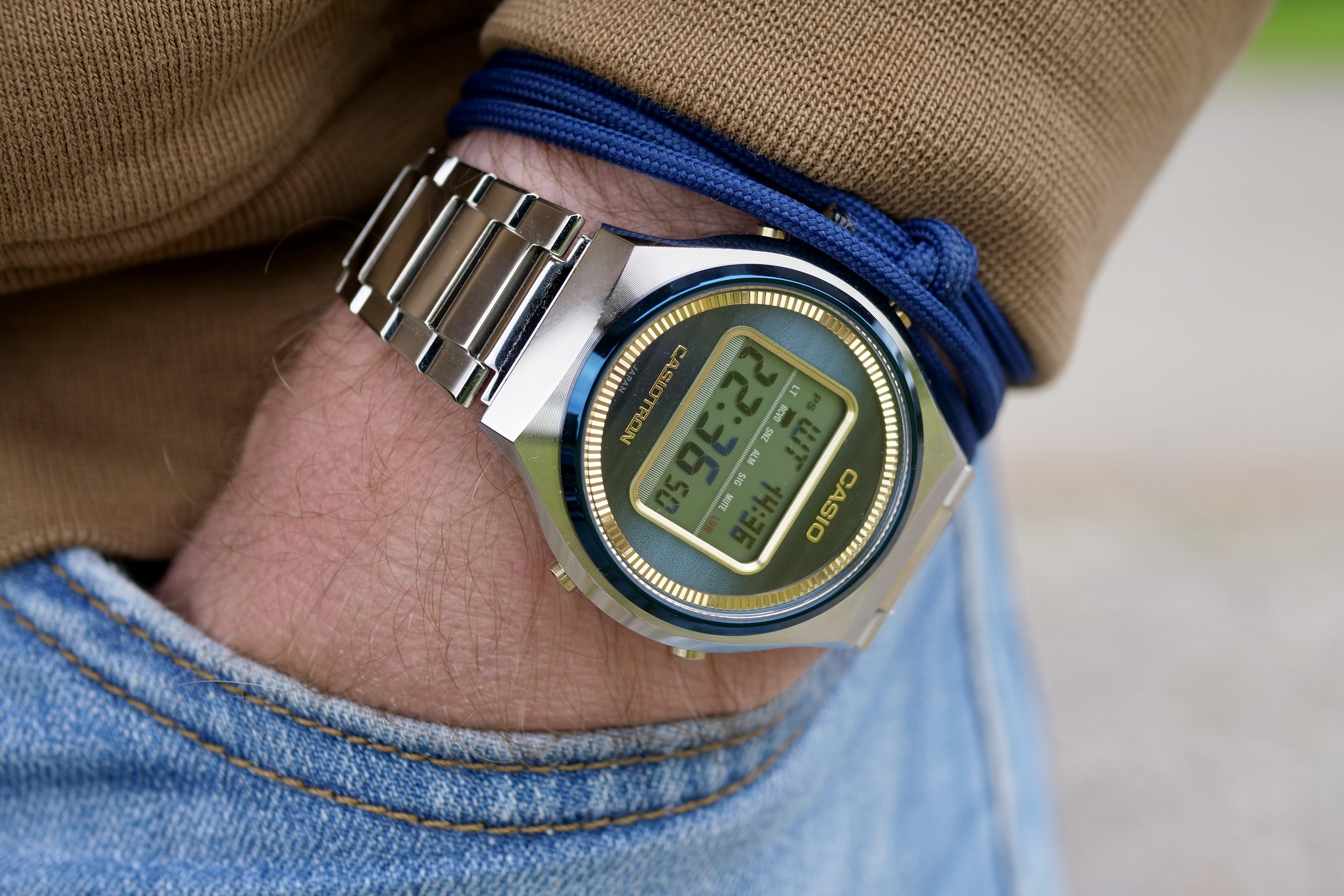 Una persona que lleva un reloj Casio Casiotron TRN-50.