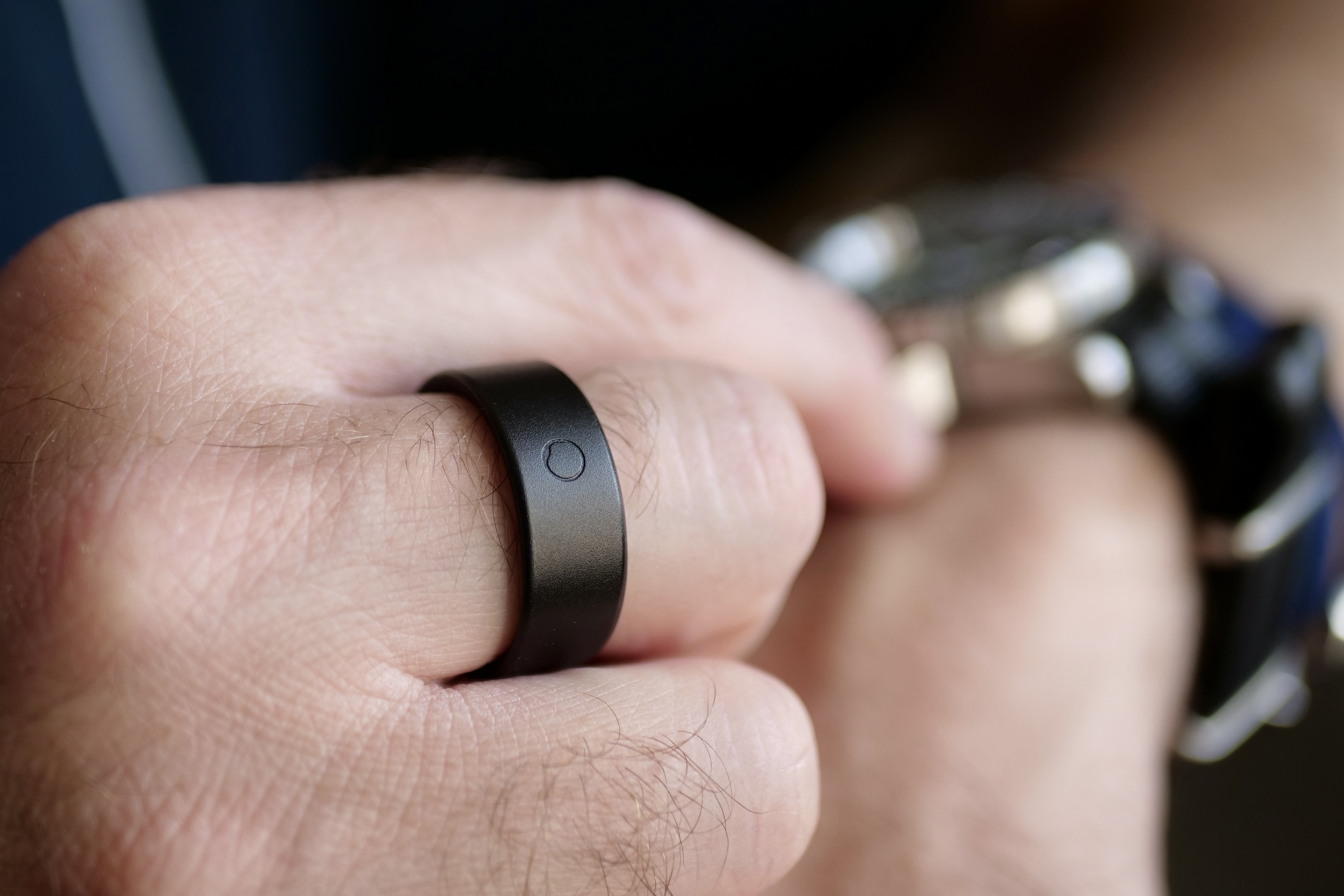 Une personne portant la bague intelligente Circular Ring Slim.