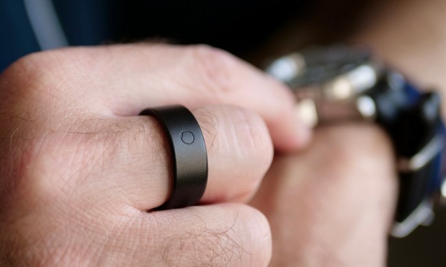 A person wearing the Circular Ring Slim smart ring.