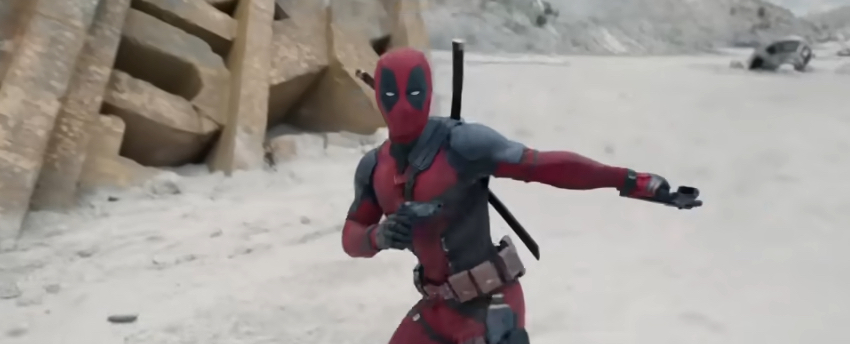 Deadpool blande sus pistolas frente a un letrero destrozado de 20th Century Fox en Deadpool y Wolverine