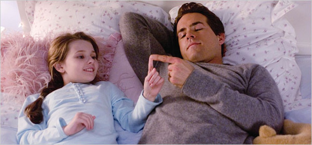 Un homme et un enfant se donnent la main dans Definitely, Maybe.