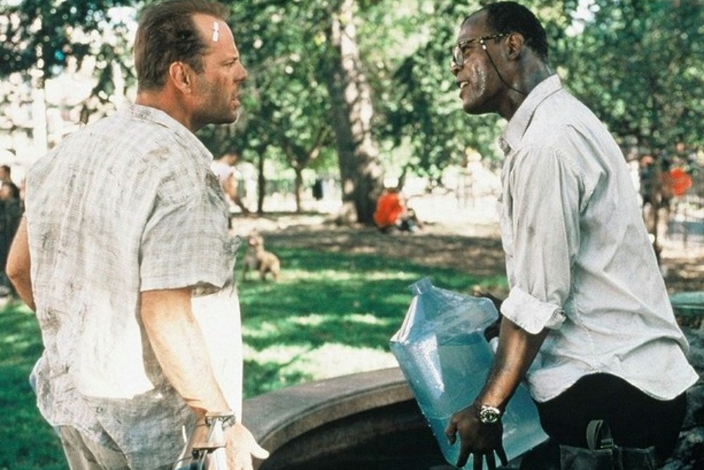 Dois homens se olham em Die Hard with a Vengeance.