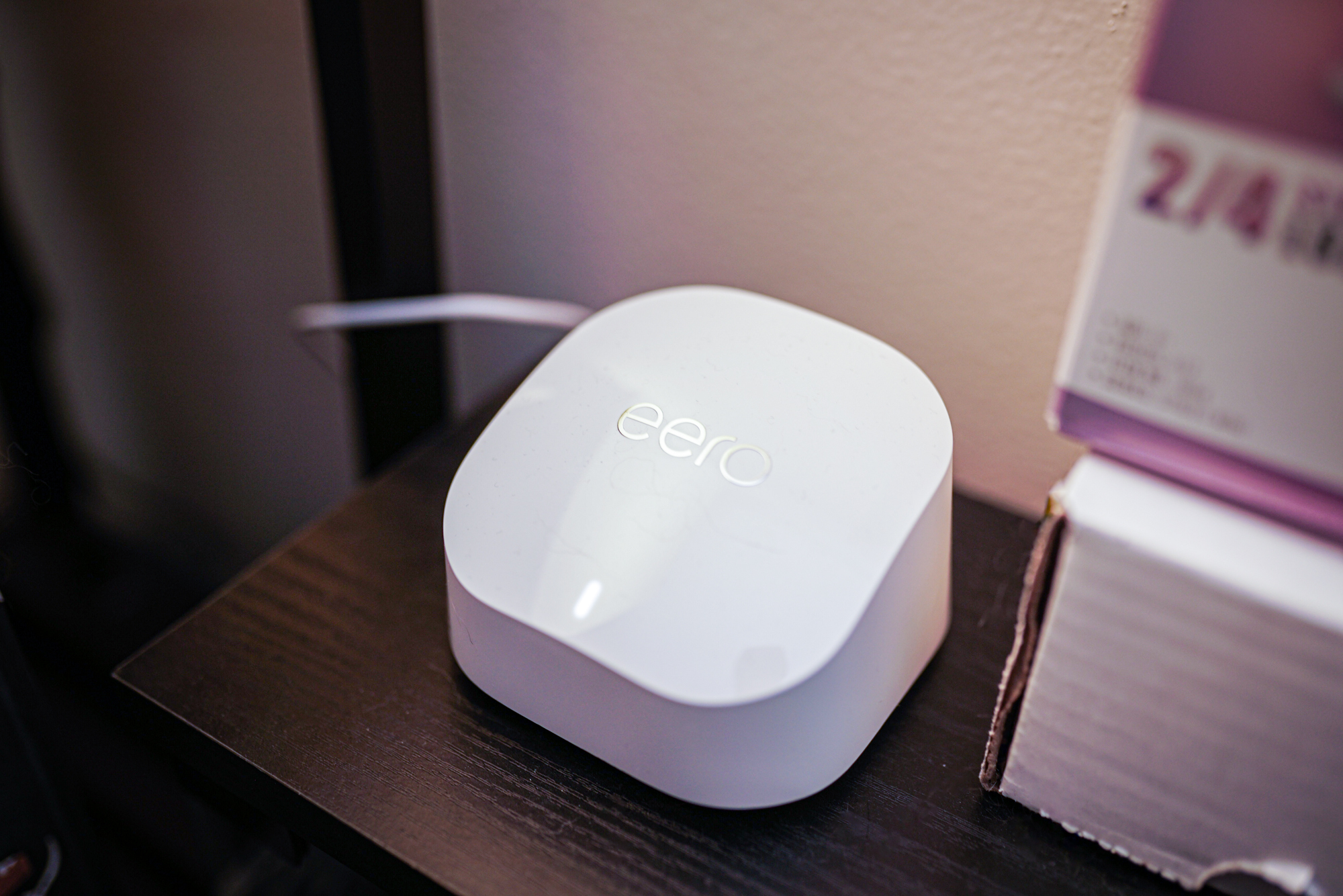 Eero 6+ 路由器放在桌子上。