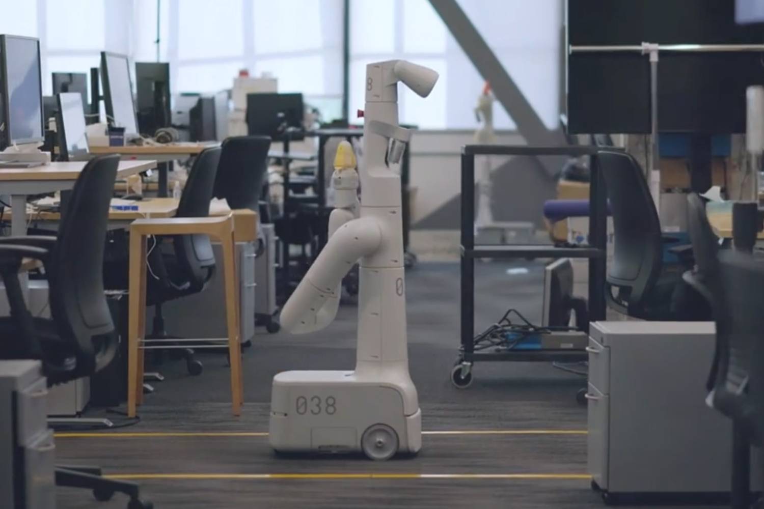 Un robot cotidiano navegando por una oficina.