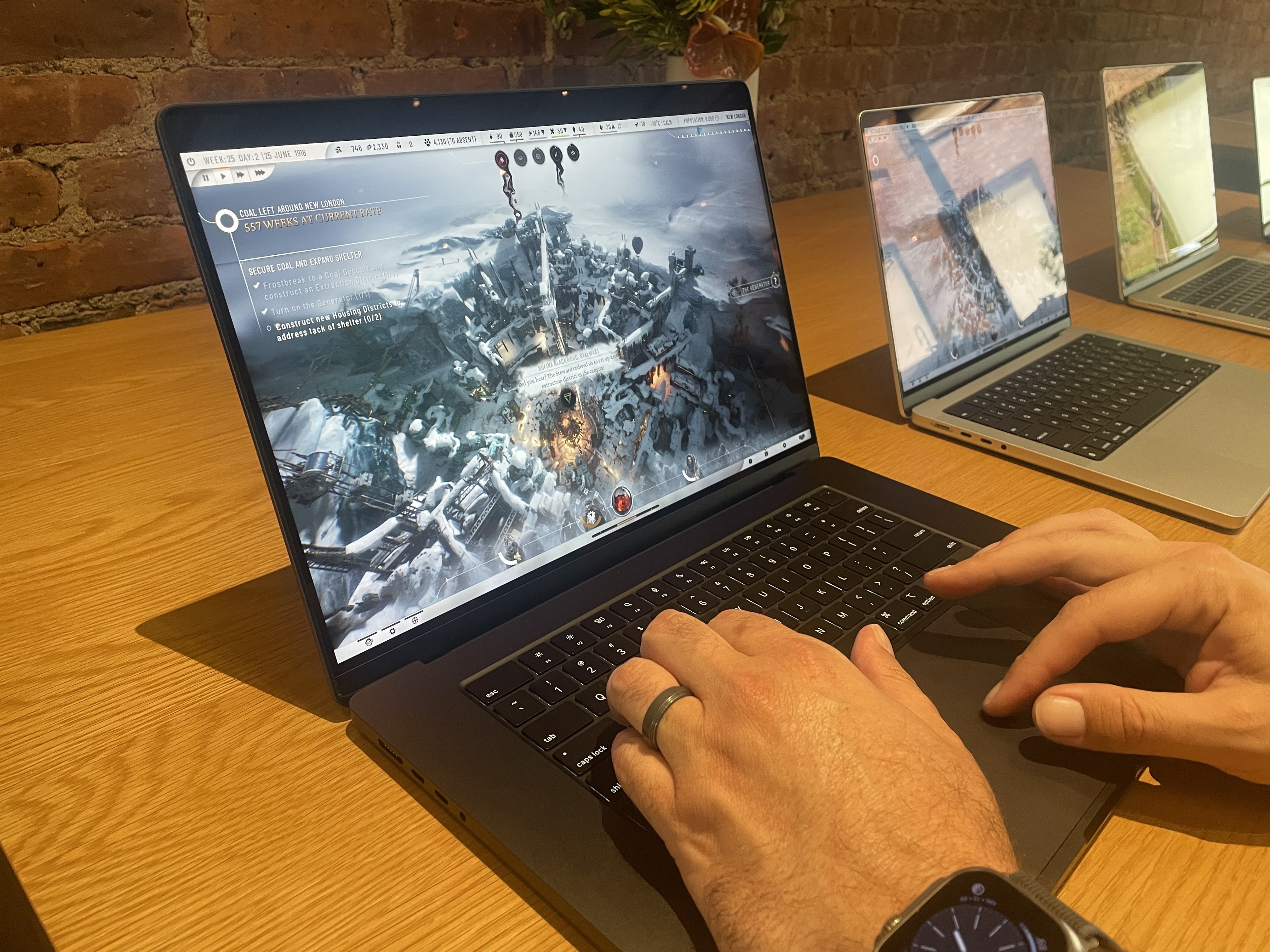 Frostpunk 2 roda em um MacBook.