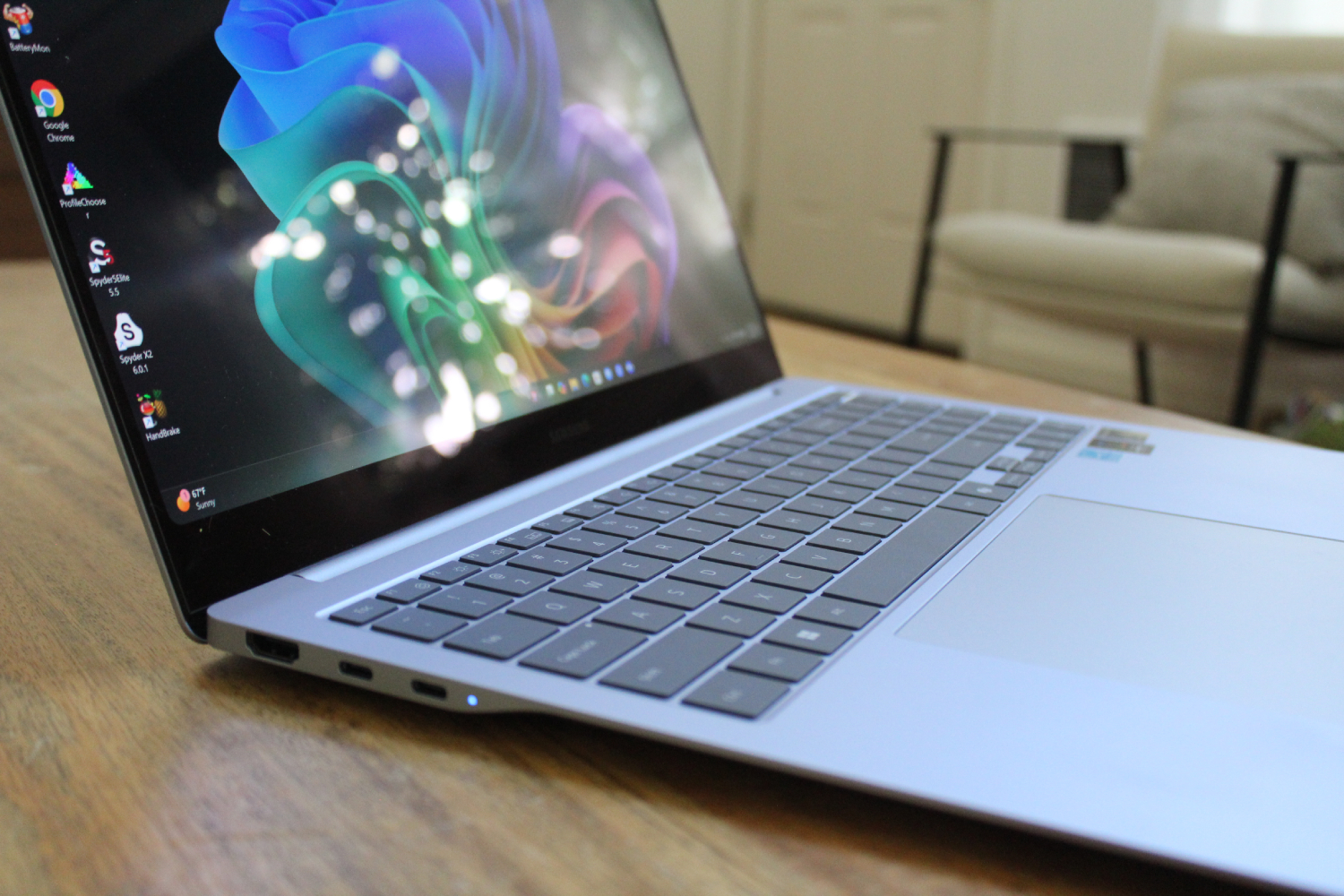 The keyboard and side profile of the Galaxy Book4 Edge.
