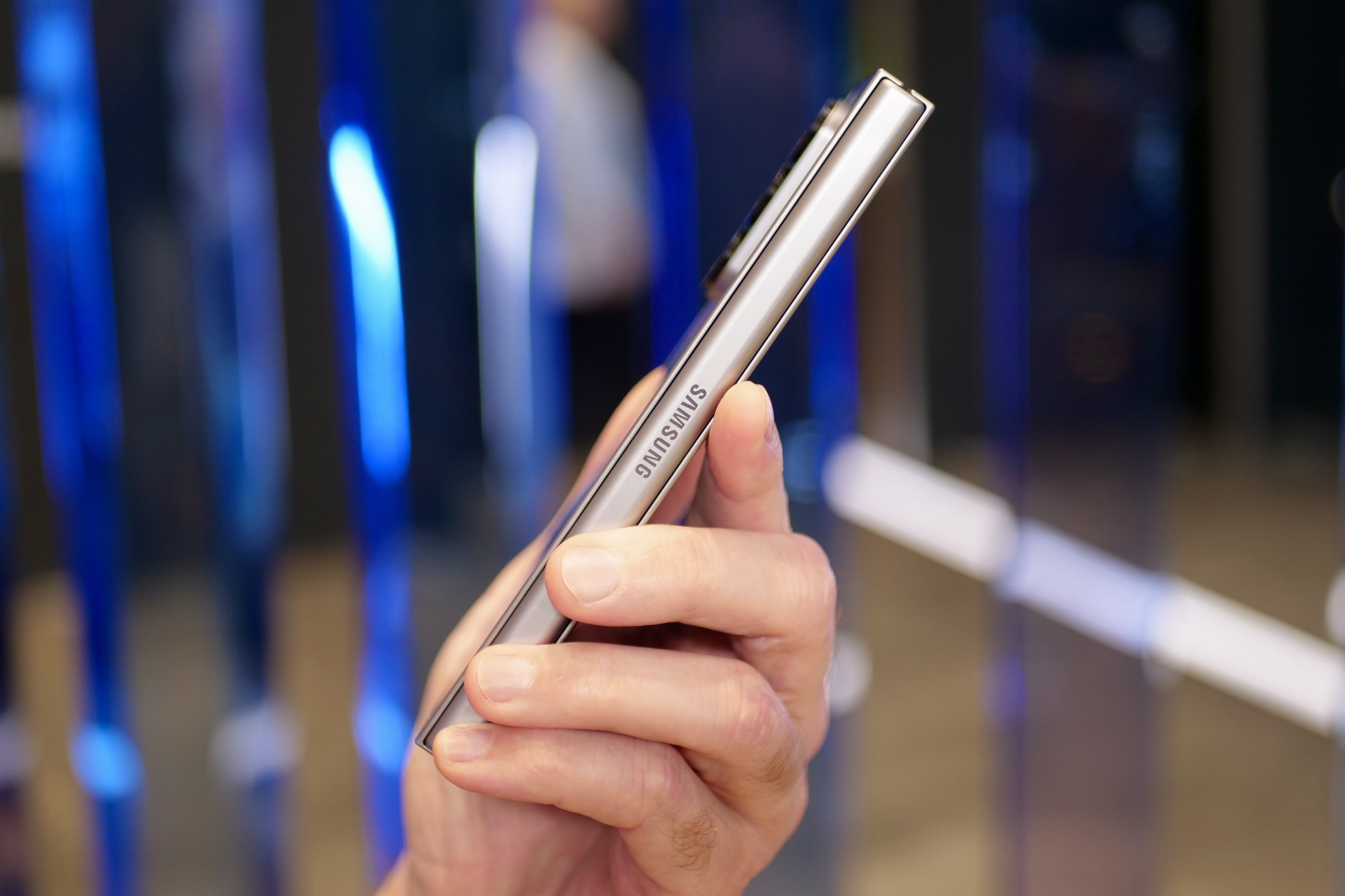 Does the Samsung Galaxy Z Fold 6 come with a pen or stylus?