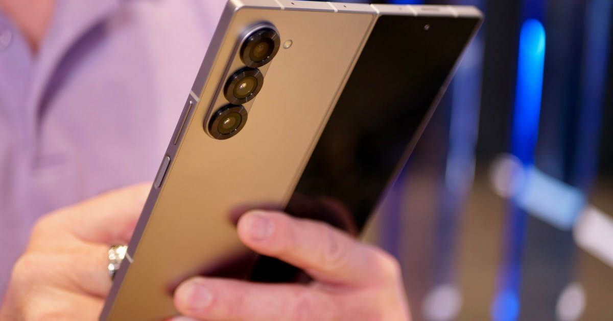 Does the Samsung Galaxy Z Fold 6 have a headphone jack?