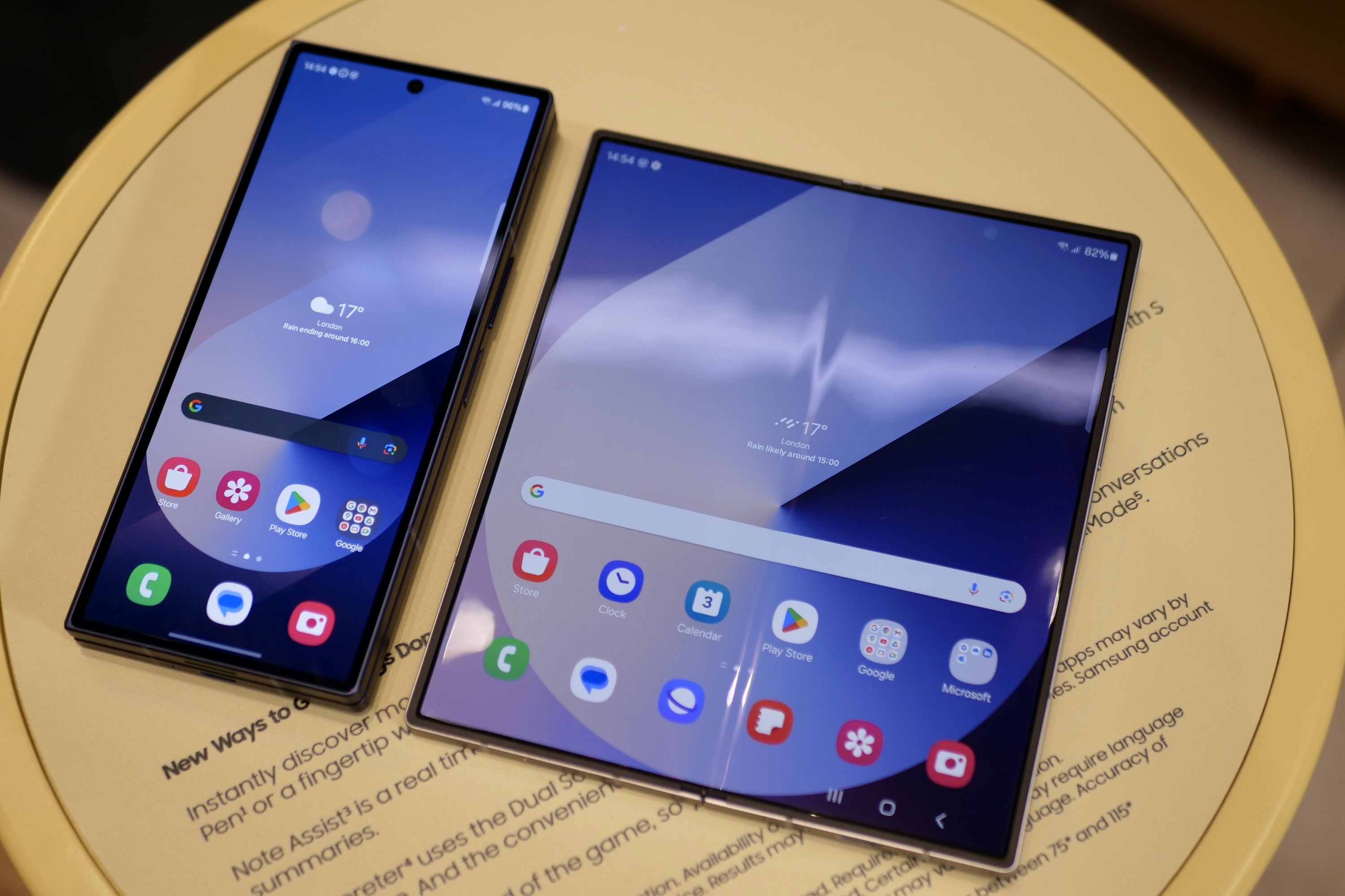 Does the Samsung Galaxy Z Fold 6 come with a pen or stylus?