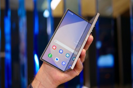 Does the Samsung Galaxy Z Fold 6 have wireless charging?