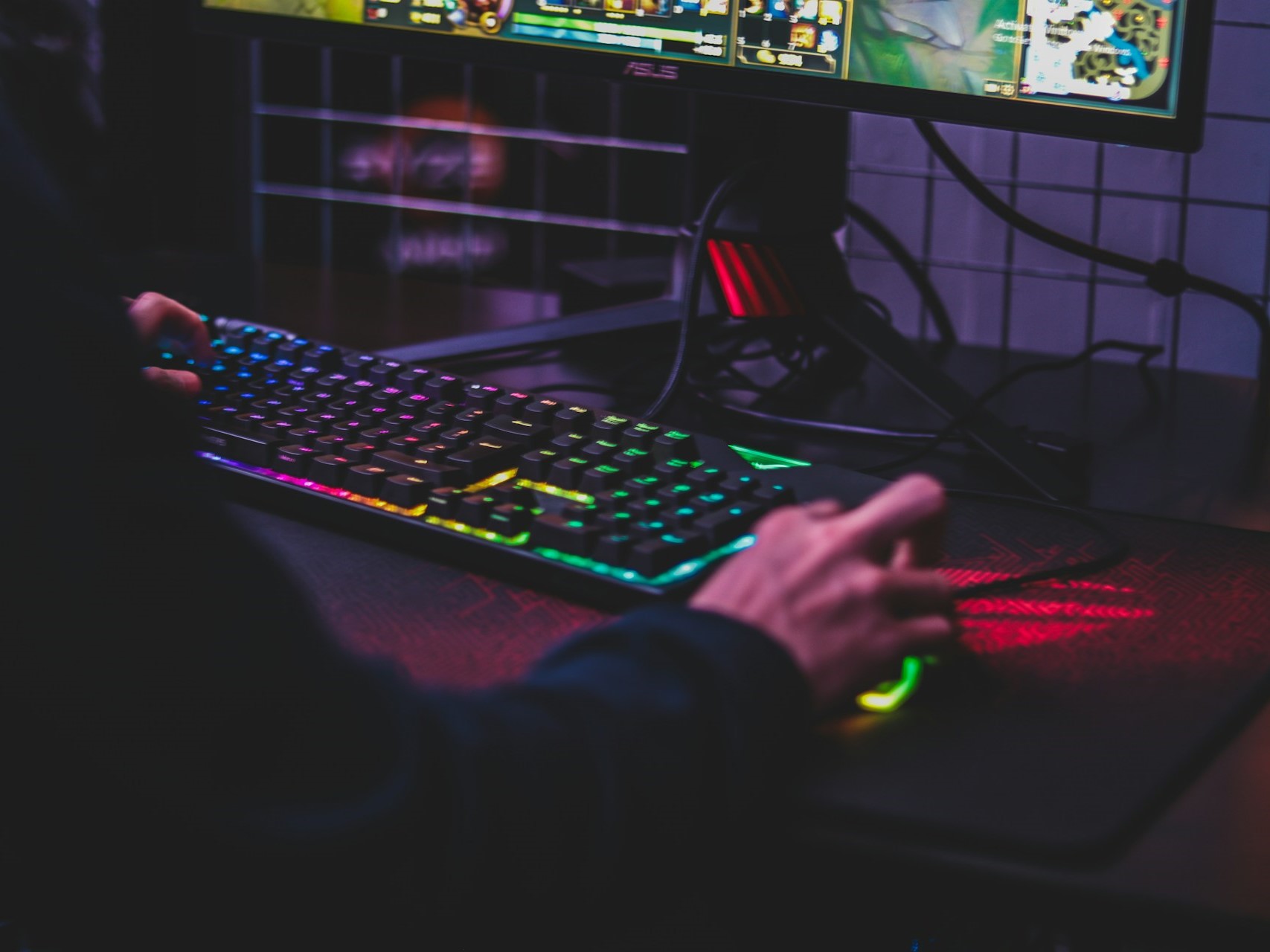 hrkgaming tendências digitais exclusivas venda julho de 2024 jogos no PC na mesa por axville de unsplash