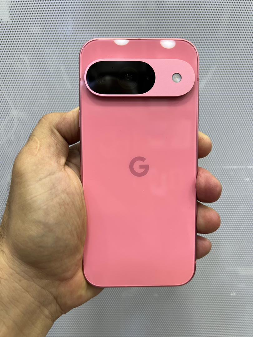 Una foto filtrada de un Pixel 9 en color rosa.