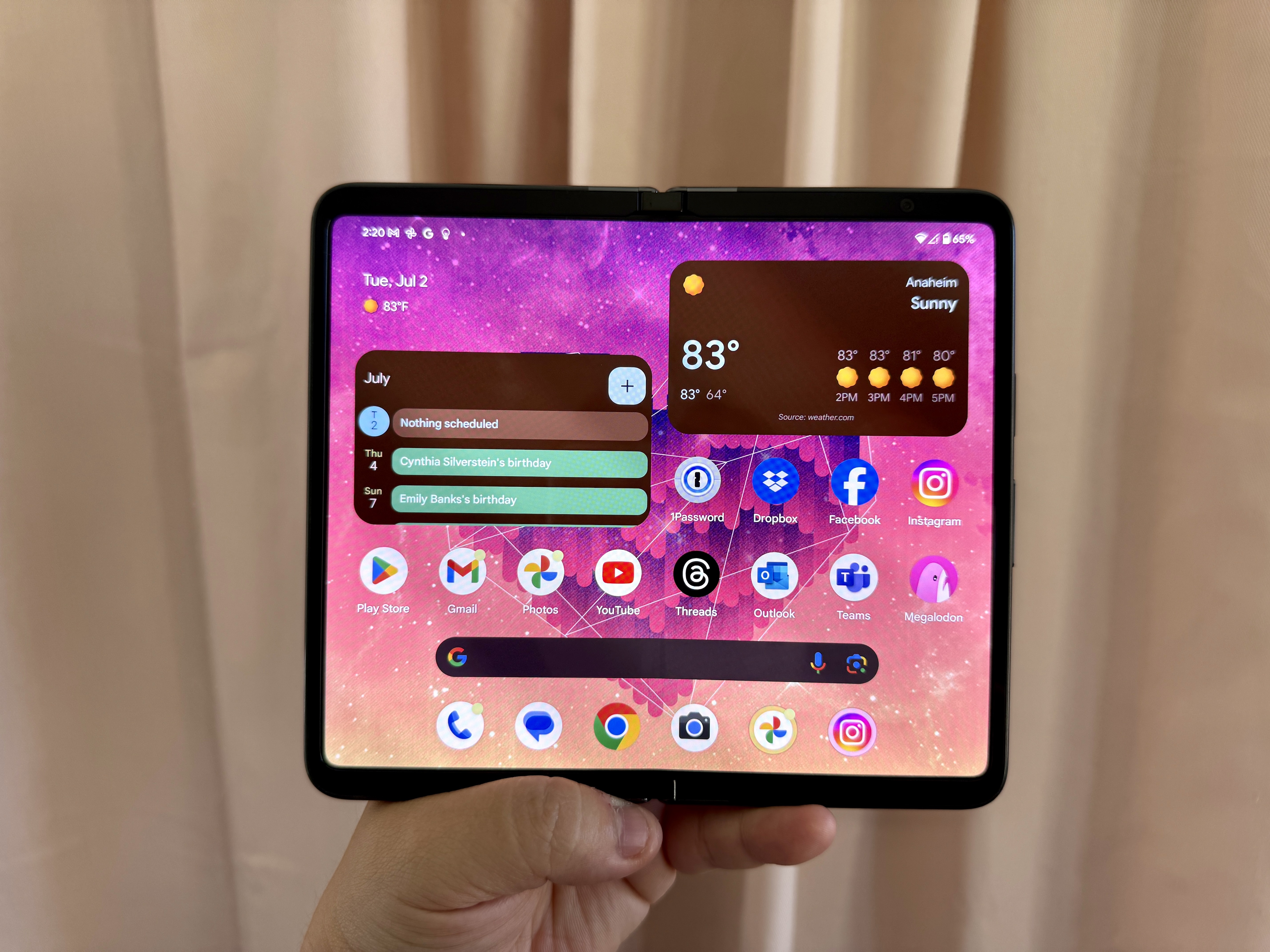 Alguém segurando um Google Pixel Fold com a tela interna à mostra.